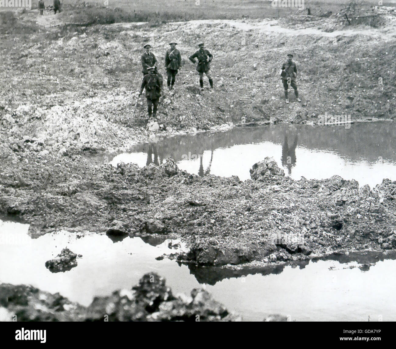 ERSTEN Weltkrieg britische Offiziere und Soldaten inspizieren eine Schale verwüsteten Landschaft im Norden Frankreichs Stockfoto