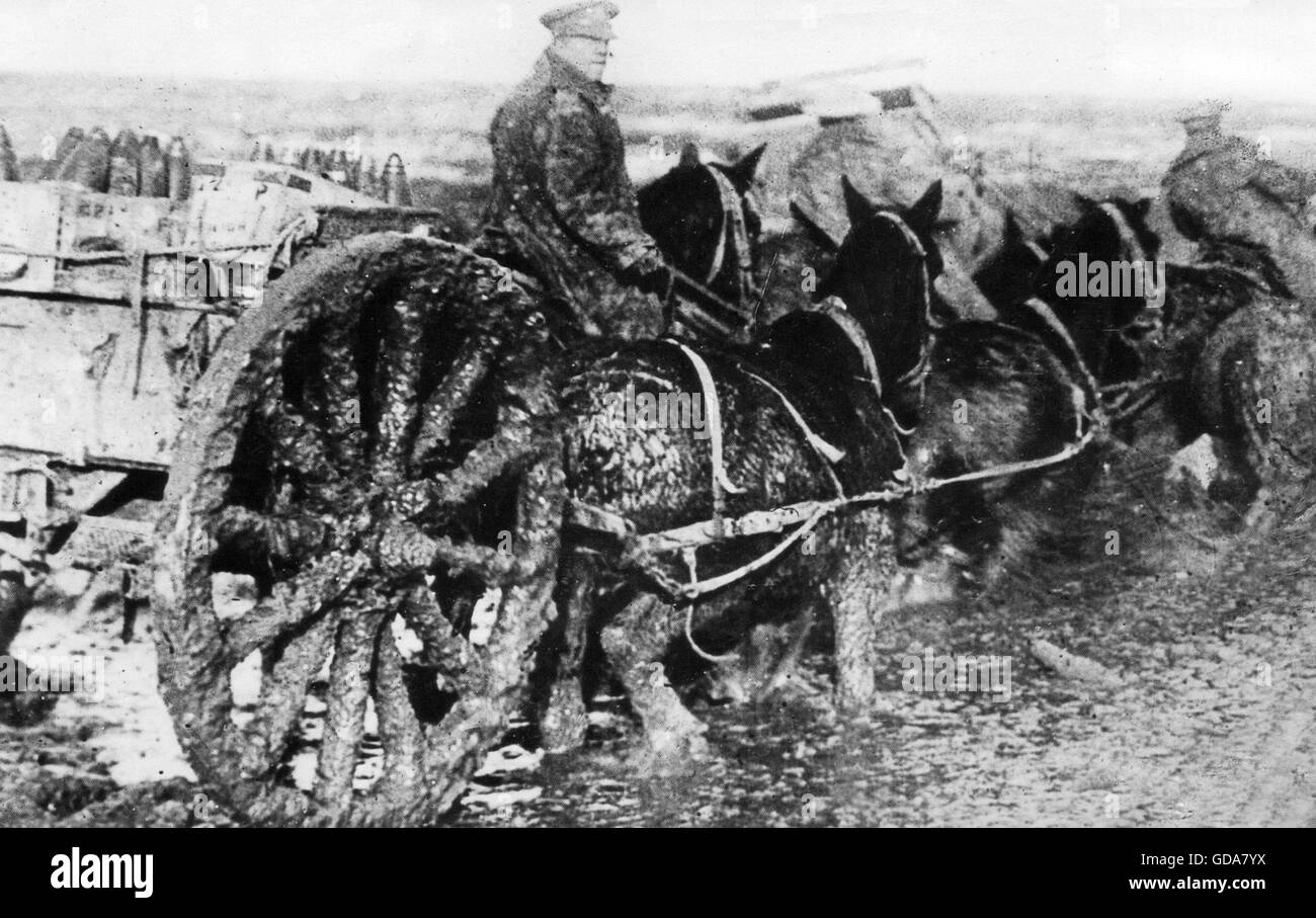 ERSTEN Weltkrieg alliierte Munition Wagen Umgang mit dicken Schlamm. Stockfoto