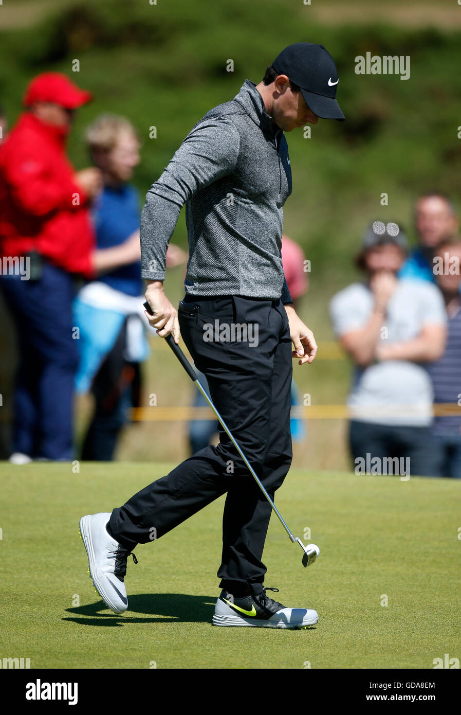 Northern Ireland Rory McIlroy nach einem Doppel-Bogey am 13. während eines der The Open Championship 2016 im Royal Troon Golf Club, South Ayrshire. Stockfoto