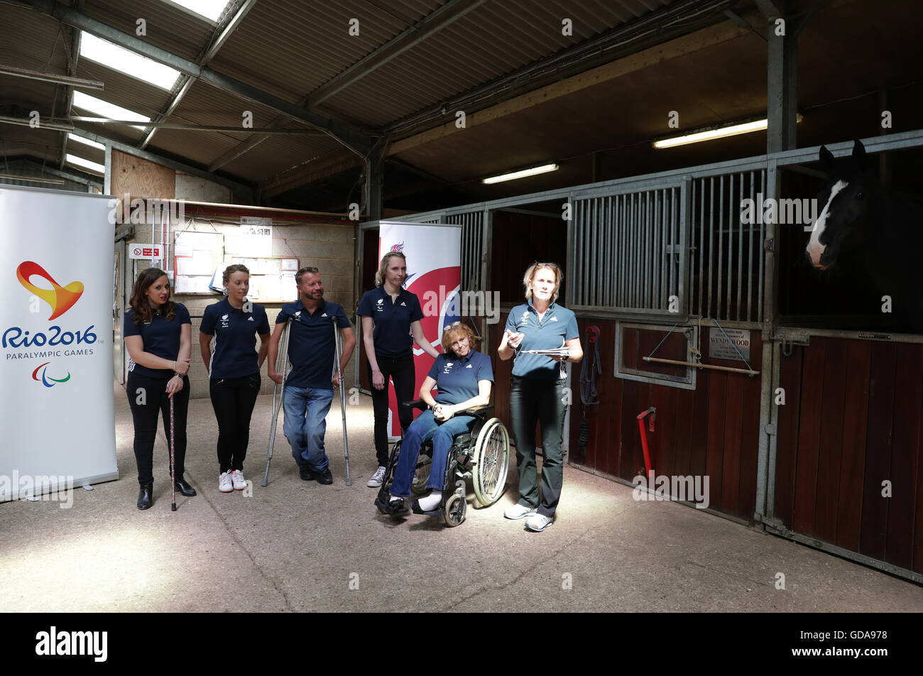 Natasha Baker, Sophie Chritiansen, Anne Dunham, Lee Pearson und und Sophie Wells gesellen sich Chef de Mission Penny Briscoe (rechts) während der ParalympicsGB Team Ankündigung am South Bucks RDA, London. Stockfoto