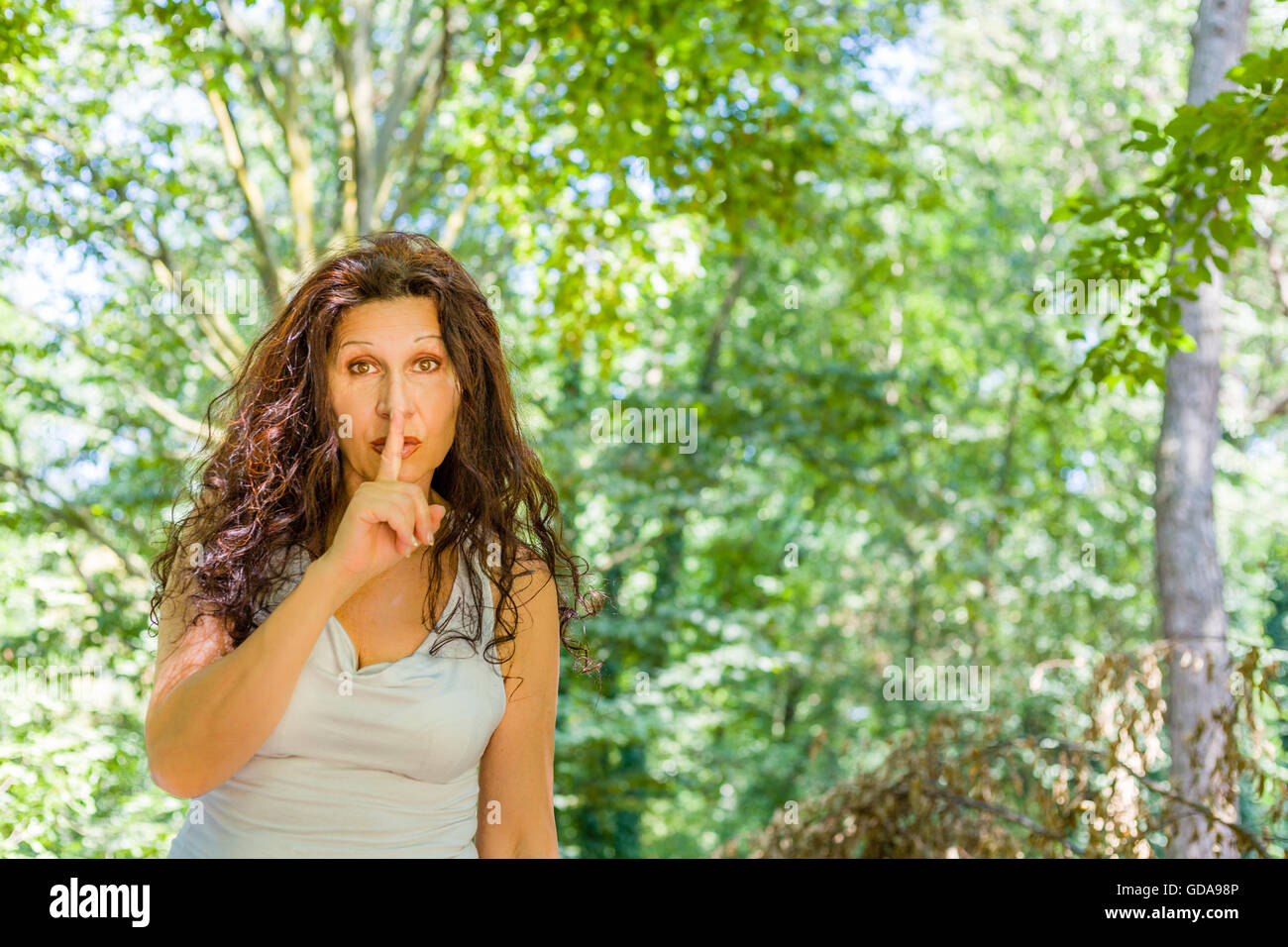 Kurvige Edel Reife Frau Legen Zeigefinger An Lippen Schweigen In Einem kurvige-edel-reife-frau-legen-zeigefinger-an-lippen-schweigen-in-einem