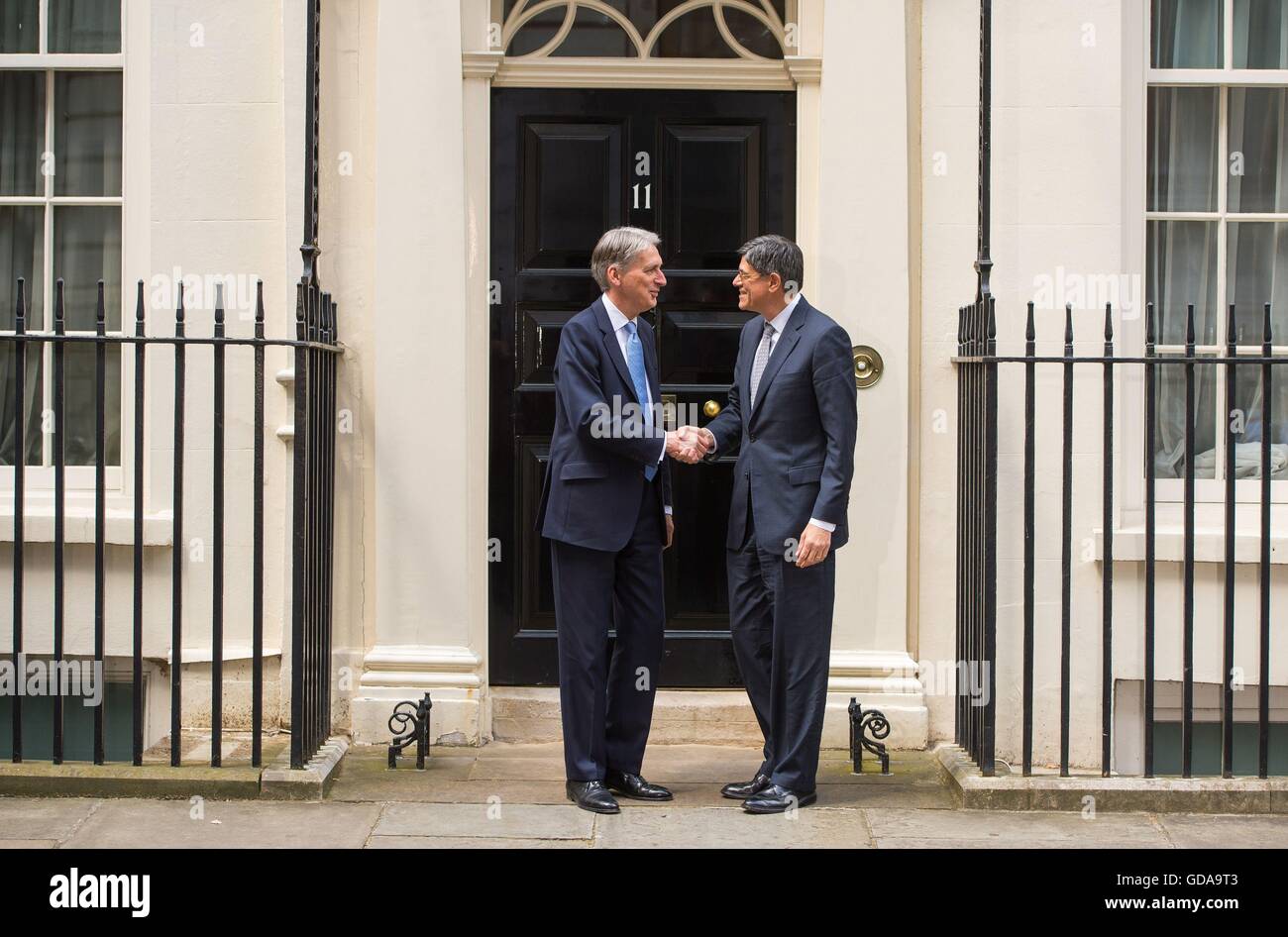 Kanzler Philip Hammond (links) empfängt US-Finanzministerium Sekretär Jacob Lew außerhalb 11 Downing Street in Westminster, London. Stockfoto