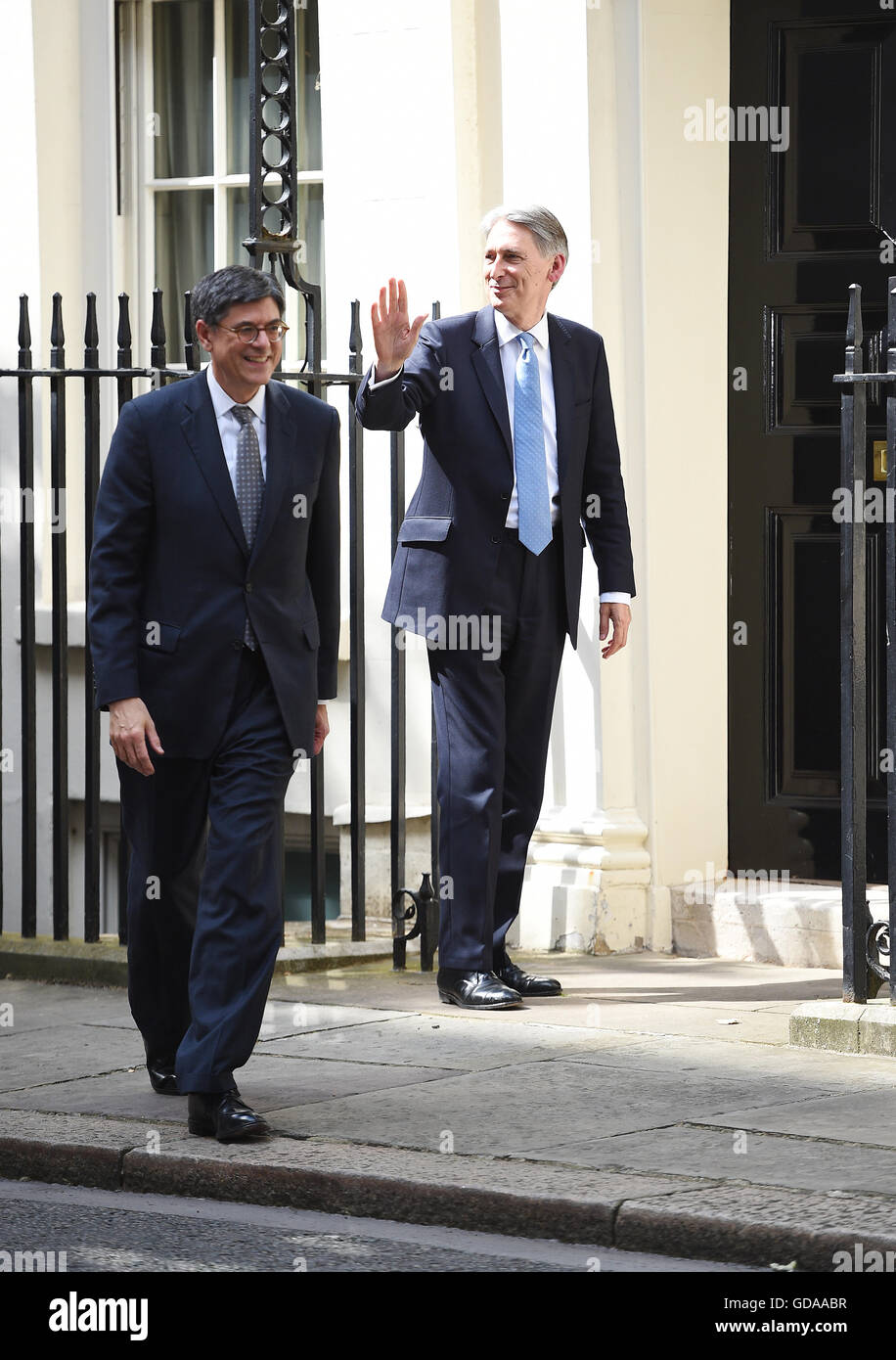 Kanzler Philip Hammond (rechts) mit US-Fiskus-Sekretärin Jacob Lew außerhalb 11 Downing Street in Westminster, London. Stockfoto