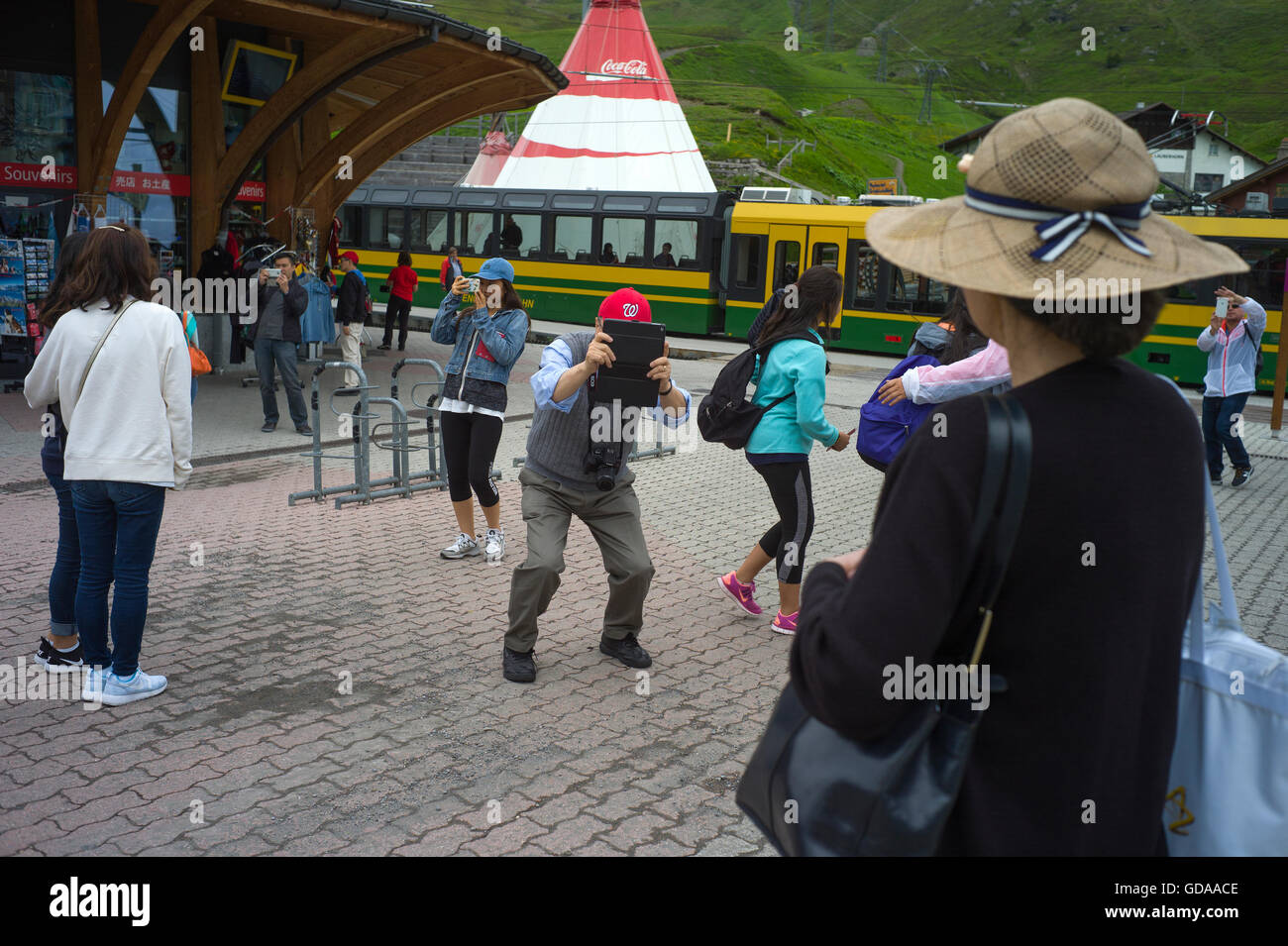 Schweiz. Berner Oberland. Juli 2016 Selfie Fotos in den Schweizer Alpen auf kleinen Scheidegg über Grindlewald und Wengen. Stockfoto