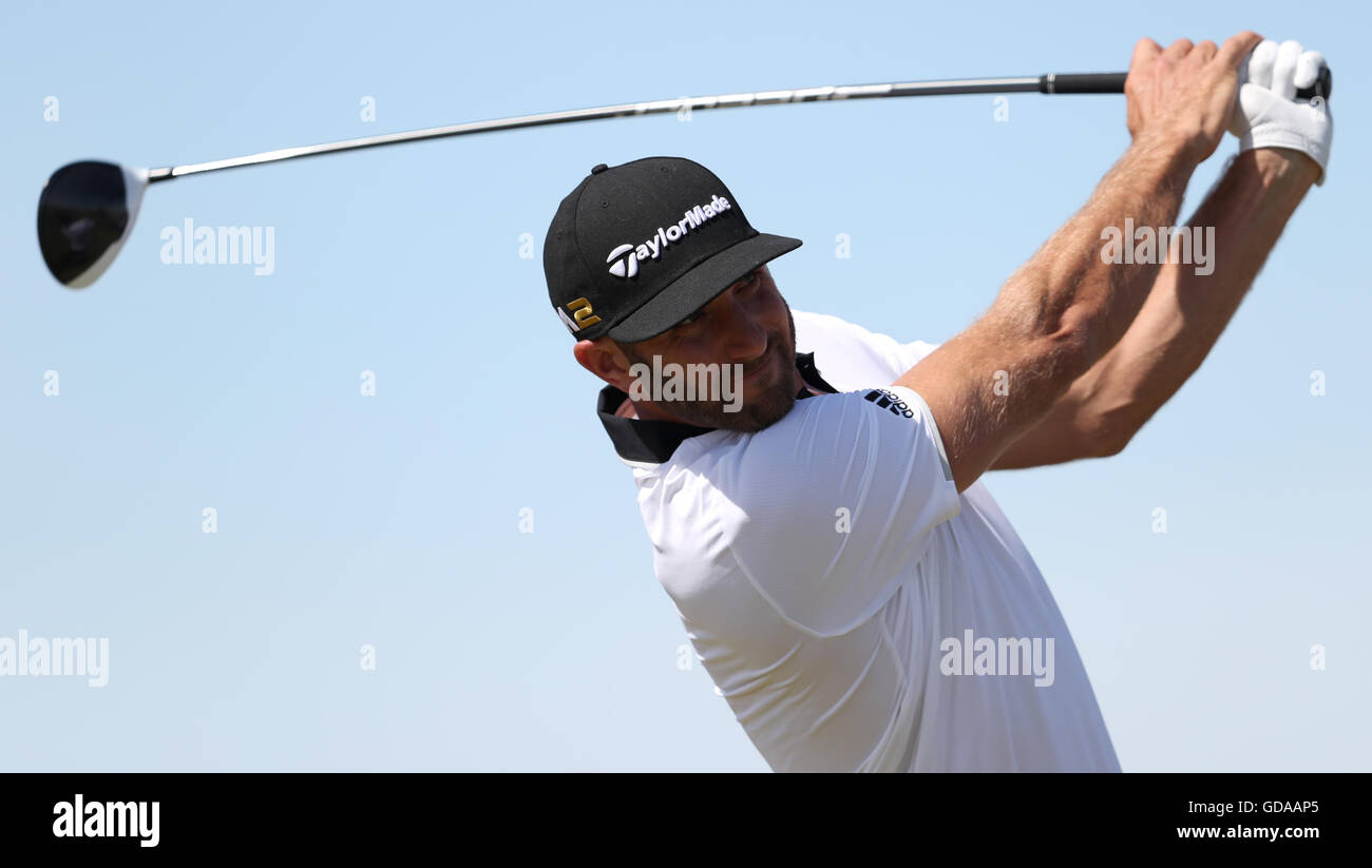 Am ersten Tag der Open Championship 2016 im Royal Troon Golf Club, South Ayrshire, schlägt Dustin Johnson aus den USA das vierte Loch ab. DRÜCKEN SIE VERBANDSFOTO. Bilddatum: Donnerstag, 14. Juli 2016. Siehe PA Geschichte GOLF Open. Bildnachweis sollte lauten: David Davies/PA Wire. Stockfoto