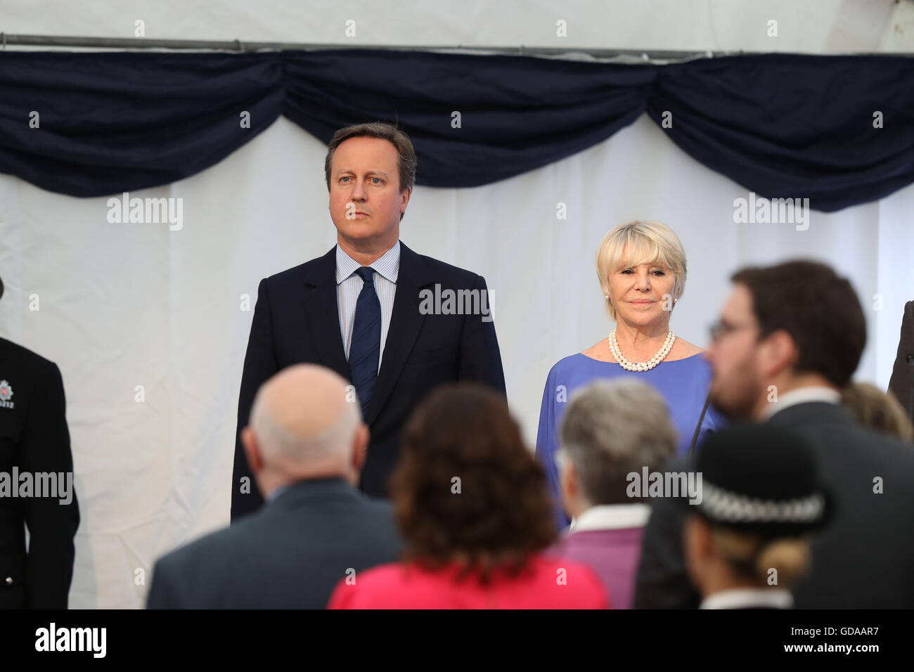 Der ehemalige Premierminister David Cameron mit Geraldine Winner, Vorsitzende der Polizei Memorial Trust, bei einer Veranstaltung in Mottram, Tameside, wo ein Gedenkstein zu Ehren Pc Fiona Bone, 32, präsentiert werden und Pc Nicola Hughes, 23, die eine Pistole und Handgranate Angriff im September 2012 ermordet wurden. Stockfoto