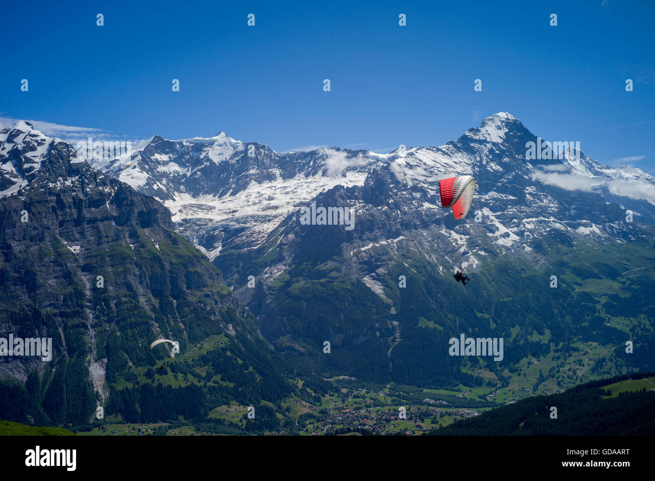 Schweiz. Berner Oberland. Hängen Sie Juli 2016 gleiten von FIRST über Grindelwald in den Schweizer Alpen im Berner Oberland Stockfoto