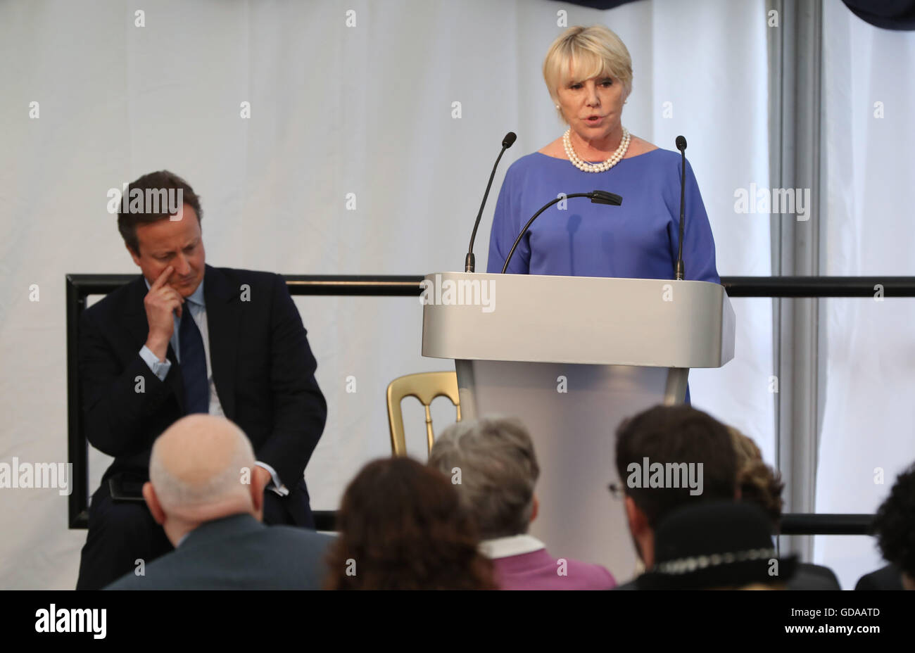 Der ehemalige Premierminister David Cameron hört auf Geraldine Winner, Vorsitzender der Polizei Memorial Trust, bei einer Veranstaltung in Mottram, Tameside, wo ein Gedenkstein zu Ehren Pc Fiona Bone, 32, präsentiert werden und Pc Nicola Hughes, 23, die eine Pistole und Handgranate Angriff im September 2012 ermordet wurden. Stockfoto