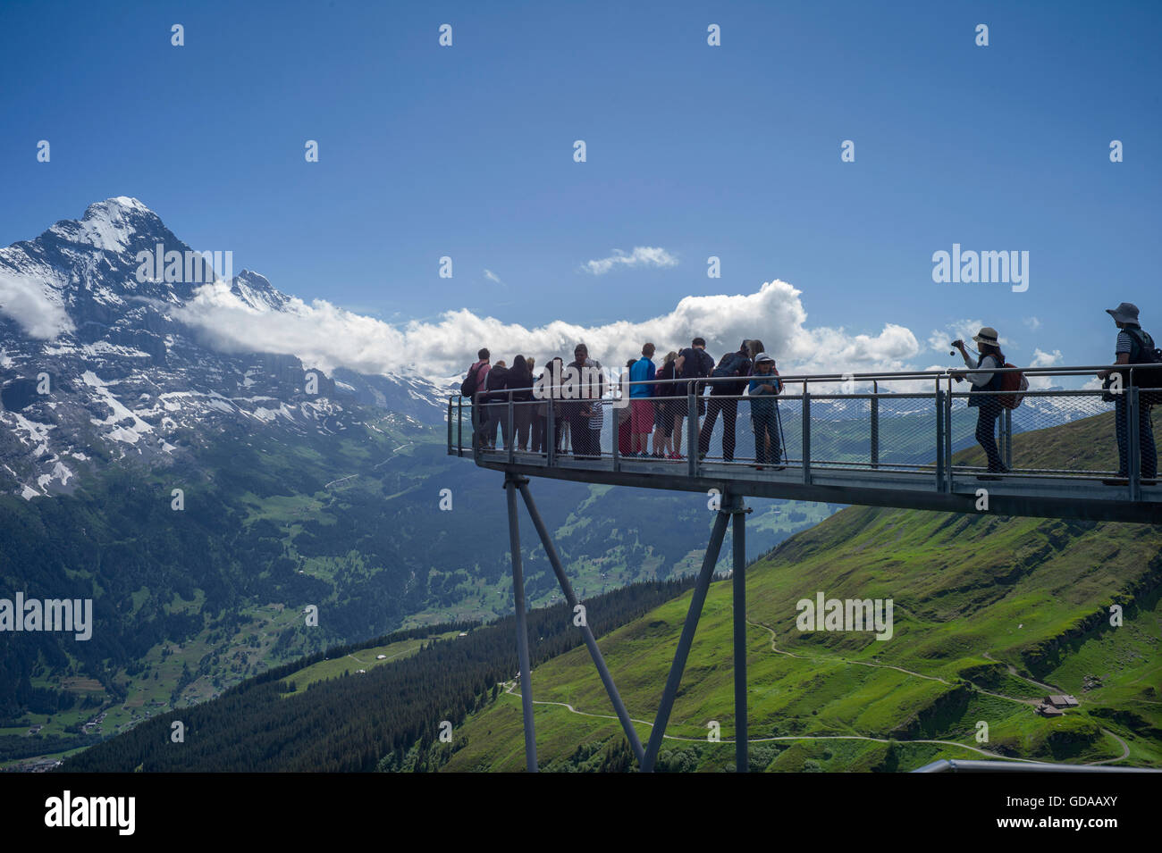 Schweiz. Berner Oberland. Juli 2016Walking von FIRST über Grindelwald in den Schweizer Alpen im Berner Oberland zum See Stockfoto