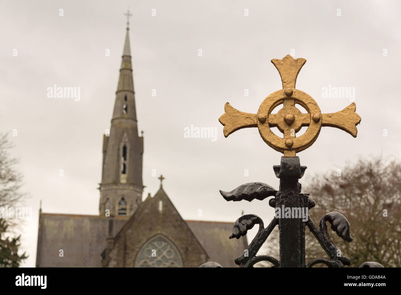 Irland, Grafschaft Meath, Kreuz vor einem Kirchturm In der Stadt von Trim in Irland Stockfoto