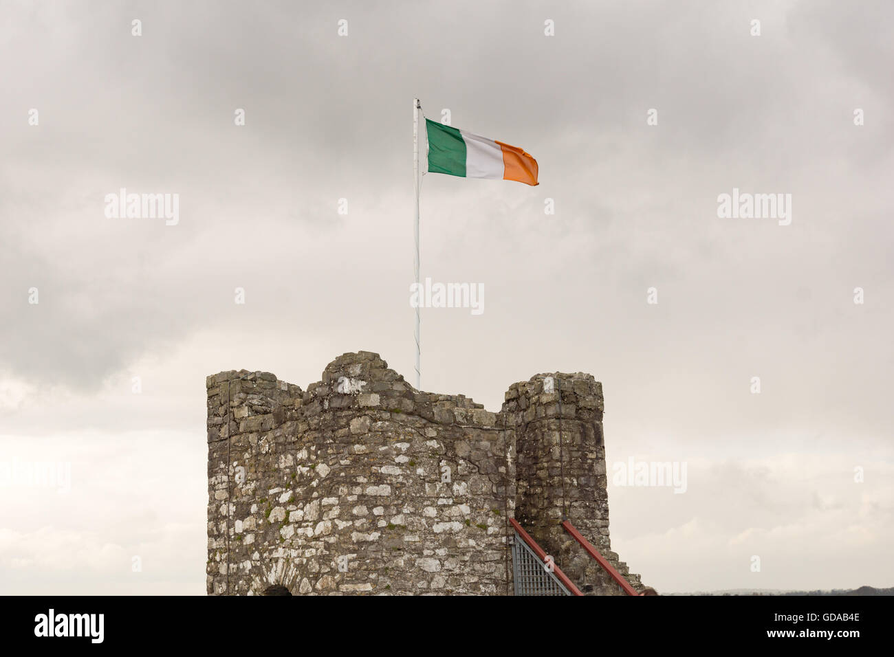 Irland, Grafschaft Meath, Burgturm mit irische Flagge Stockfoto