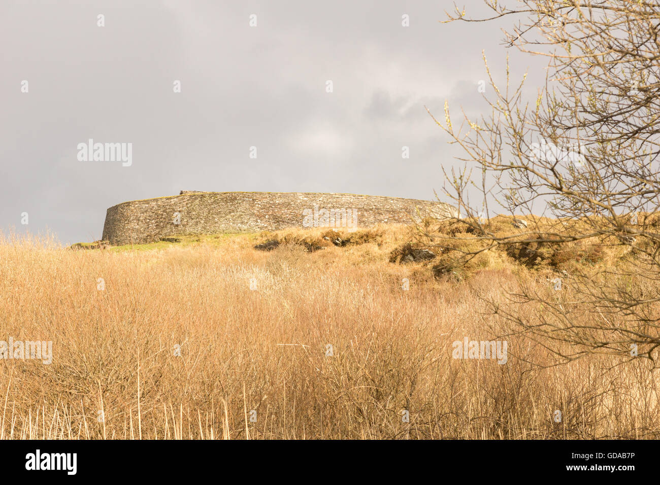 Irland, Kerry, County Kerry, Cahergall Stonefort ist eine restaurierte Eis-Ringfort, Ringfort unter einem grauen Himmel Stockfoto