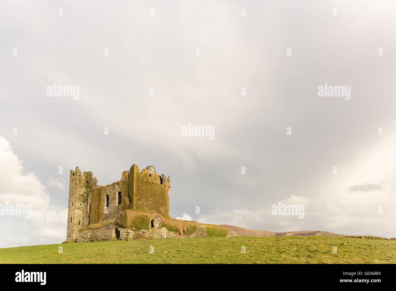 Irland, Kerry, County Kerry, Ballycarbery Castle unter grauem Himmel Stockfoto