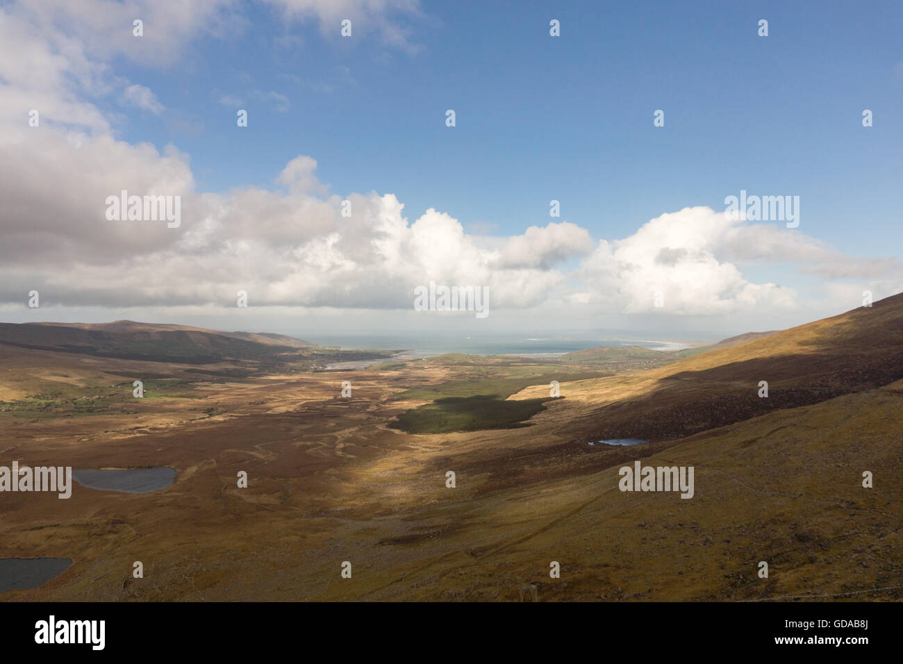 Irland, Kerry, County Kerry, Blick auf Connor Pass, Blick über weite Felder aus Stockfoto