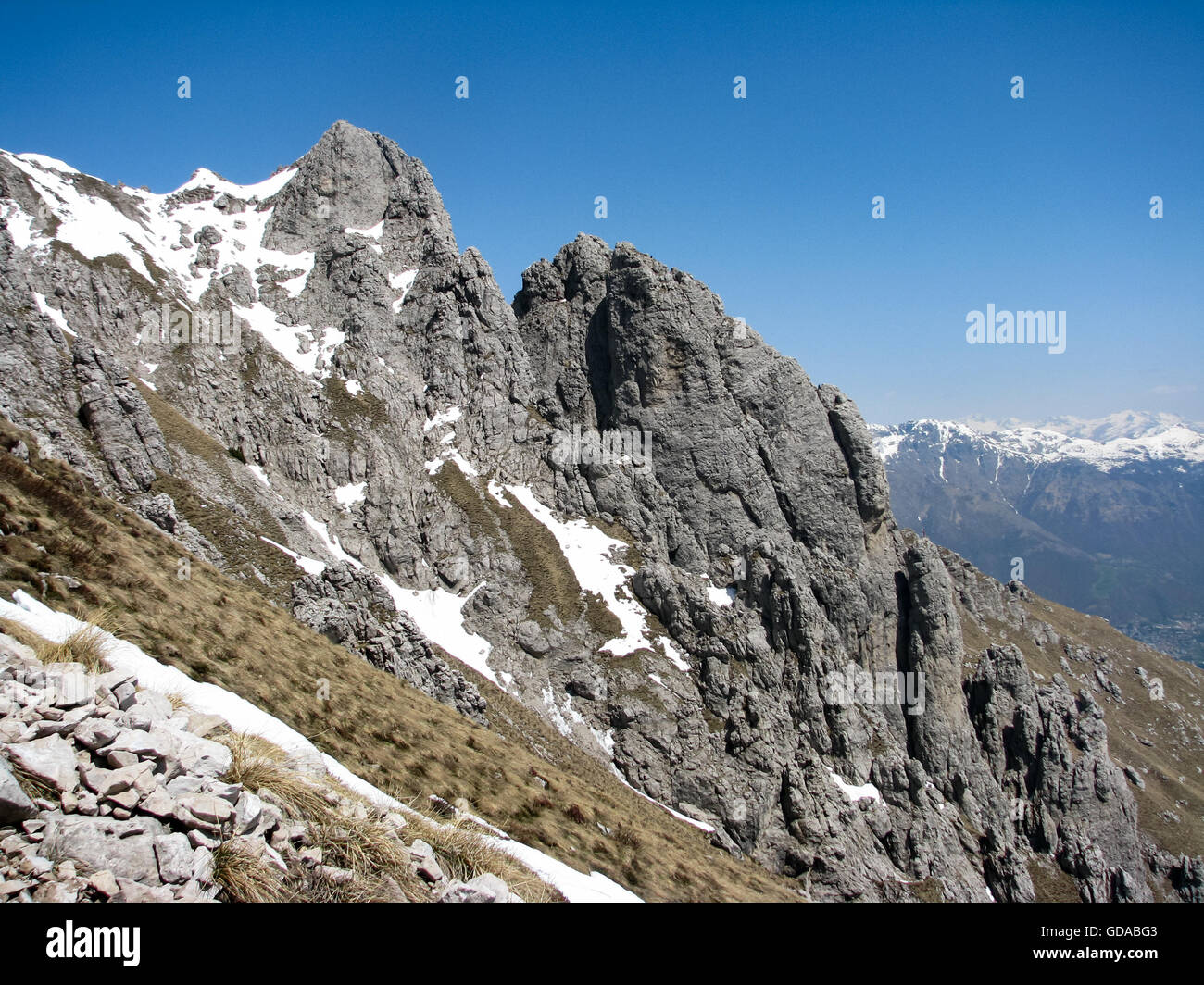 Italien, Lombardei, Provincia di Lecco, Wanderung zu den Grignetta im Parco di Grigne, Schnee-bedeckten Felsen Stockfoto