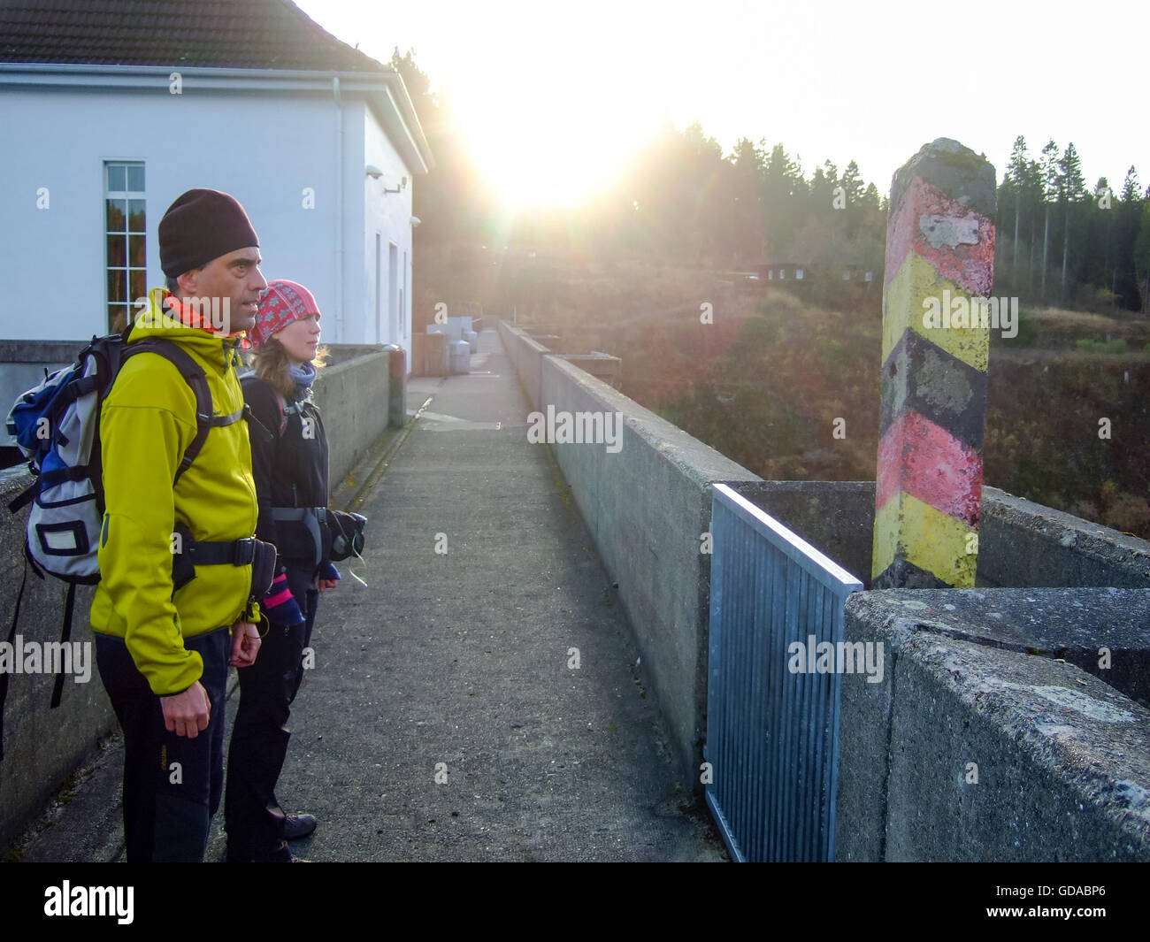 Deutschland, Niedersachsen, Eckertal, auf der Staumauer am Eckerstausee an der ehemaligen Grenze-Marke, Wandern Sie von Oderbrück zu den Scharfenstein Stockfoto