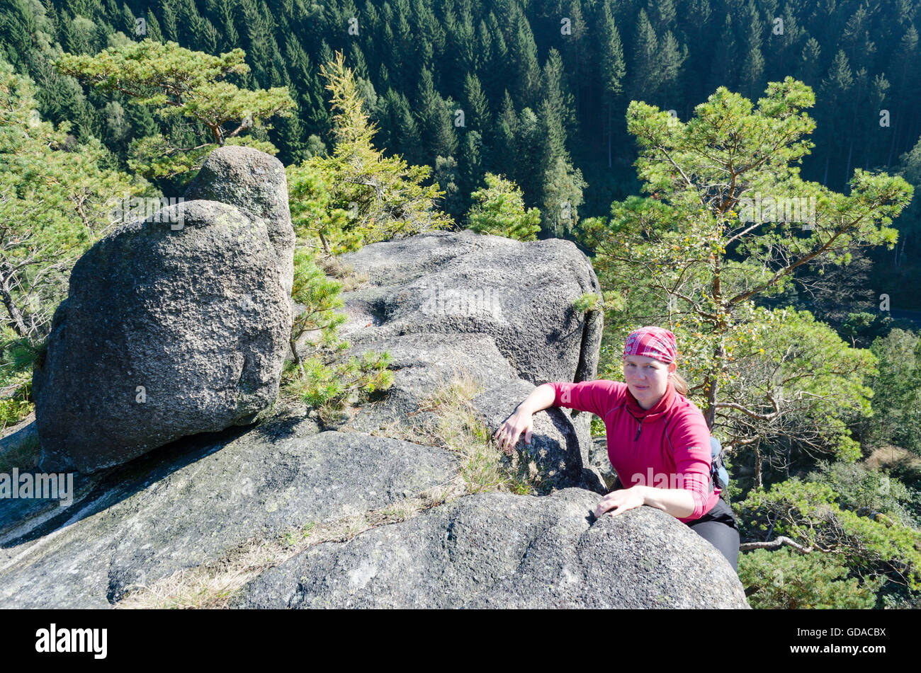 Deutschland, Niedersachsen, Harz, Frau Klettern, Kraxelei am Grossen Dülferklotz Stockfoto