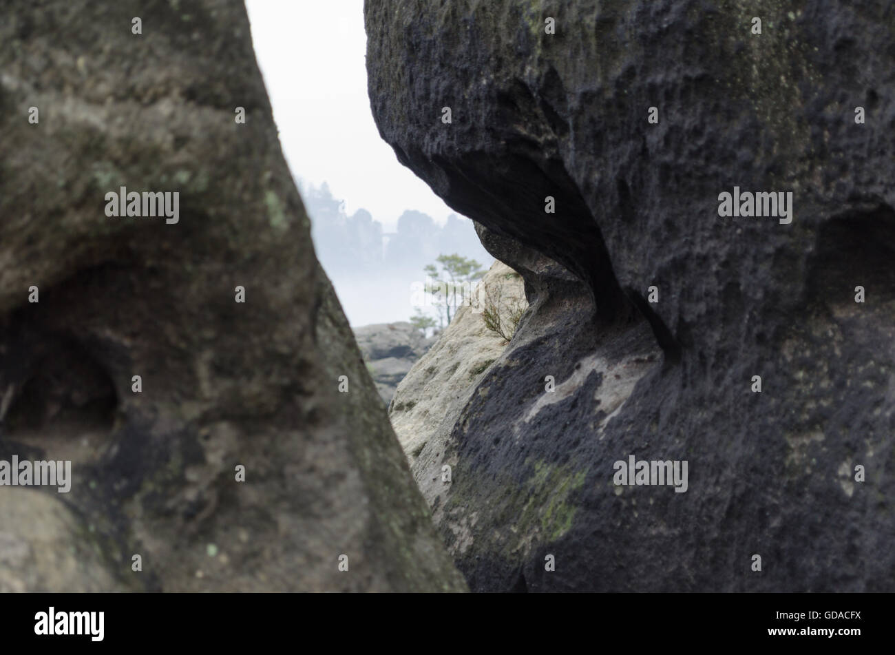 Deutschland, Sachsen, Sächsische Schweiz, Blick durch eine Fissur Lücke auf nebligen Landschaft, Blick von der Bastei durch Felsloch, Wandern Sie über die Rauensteine Stockfoto