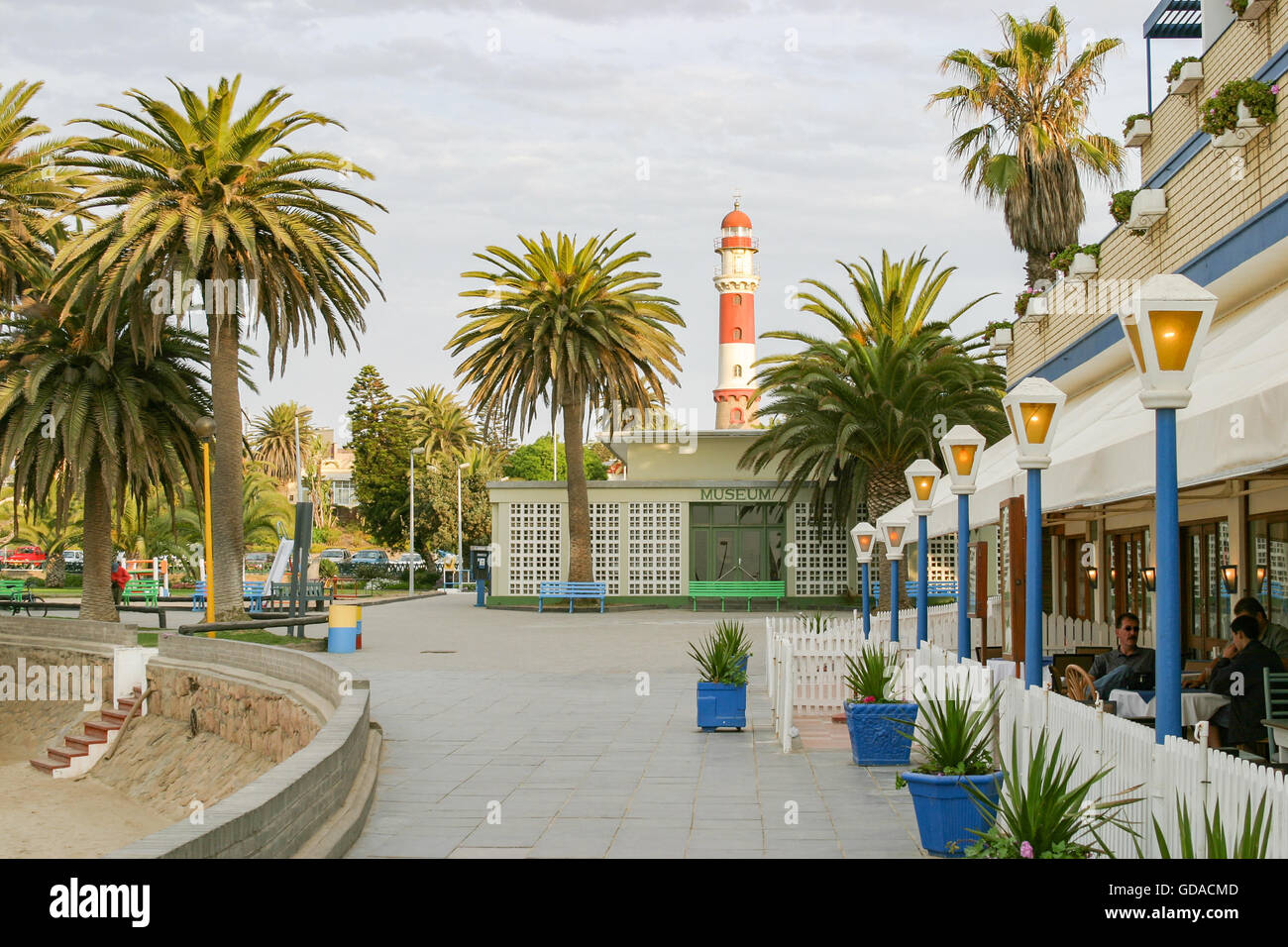 Namibia, Erongo, Swakopmund, Restaurant und Swakopmund Useum vor dem Leuchtturm ist das lokale Museum von Swakopmund Stockfoto