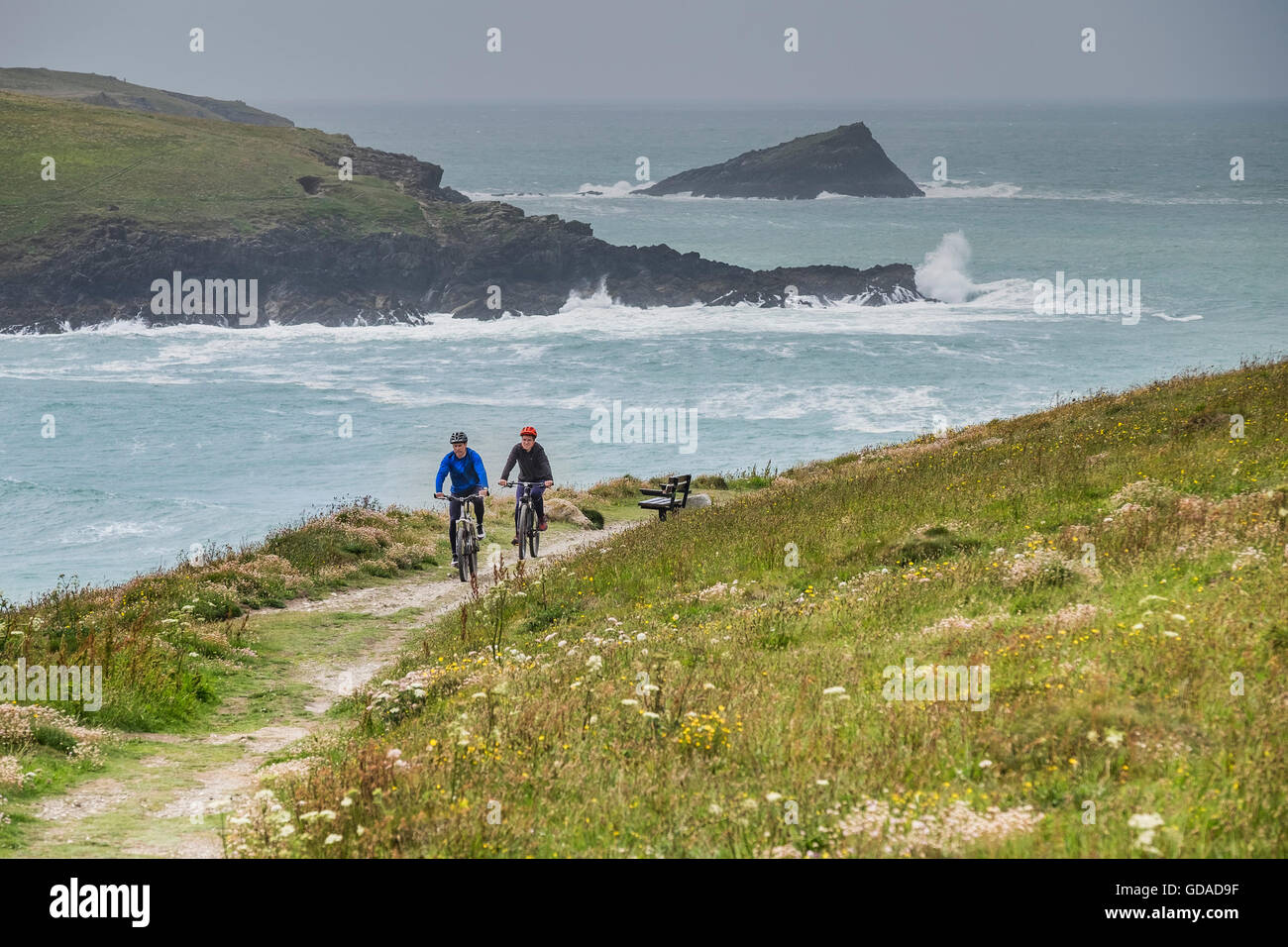 Zwei Mountainbiker Radfahren auf einem Wanderweg im Osten Pentire Landzunge in Newquay, Cornwall. Stockfoto