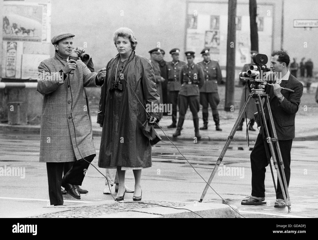 Jack Paar und Komiker Peggy Cass am Checkpoint Charlie Stockfoto