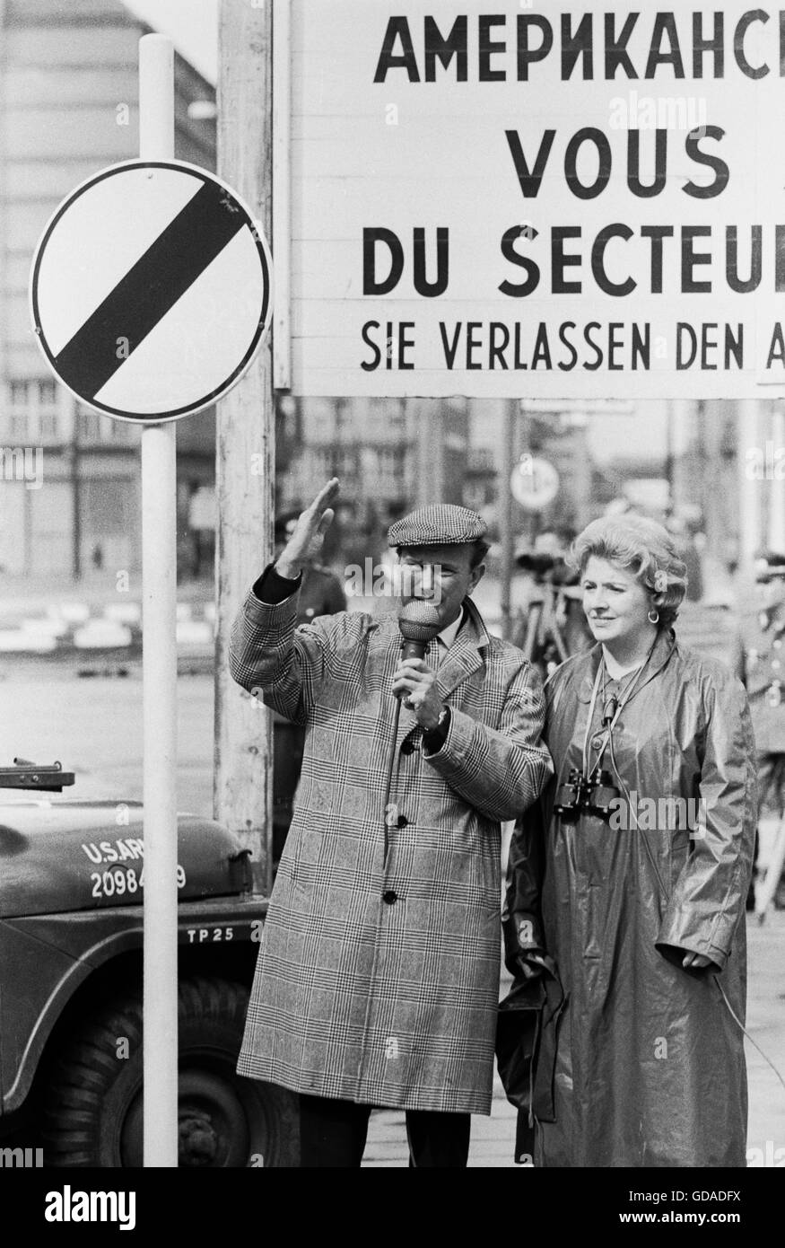 Jack Paar und Komiker Peggy Cass am Checkpoint Charlie Stockfoto