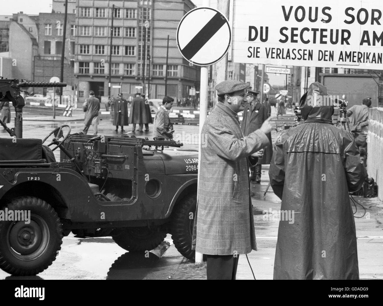 Jack Paar und Komiker Peggy Cass am Checkpoint Charlie Stockfoto