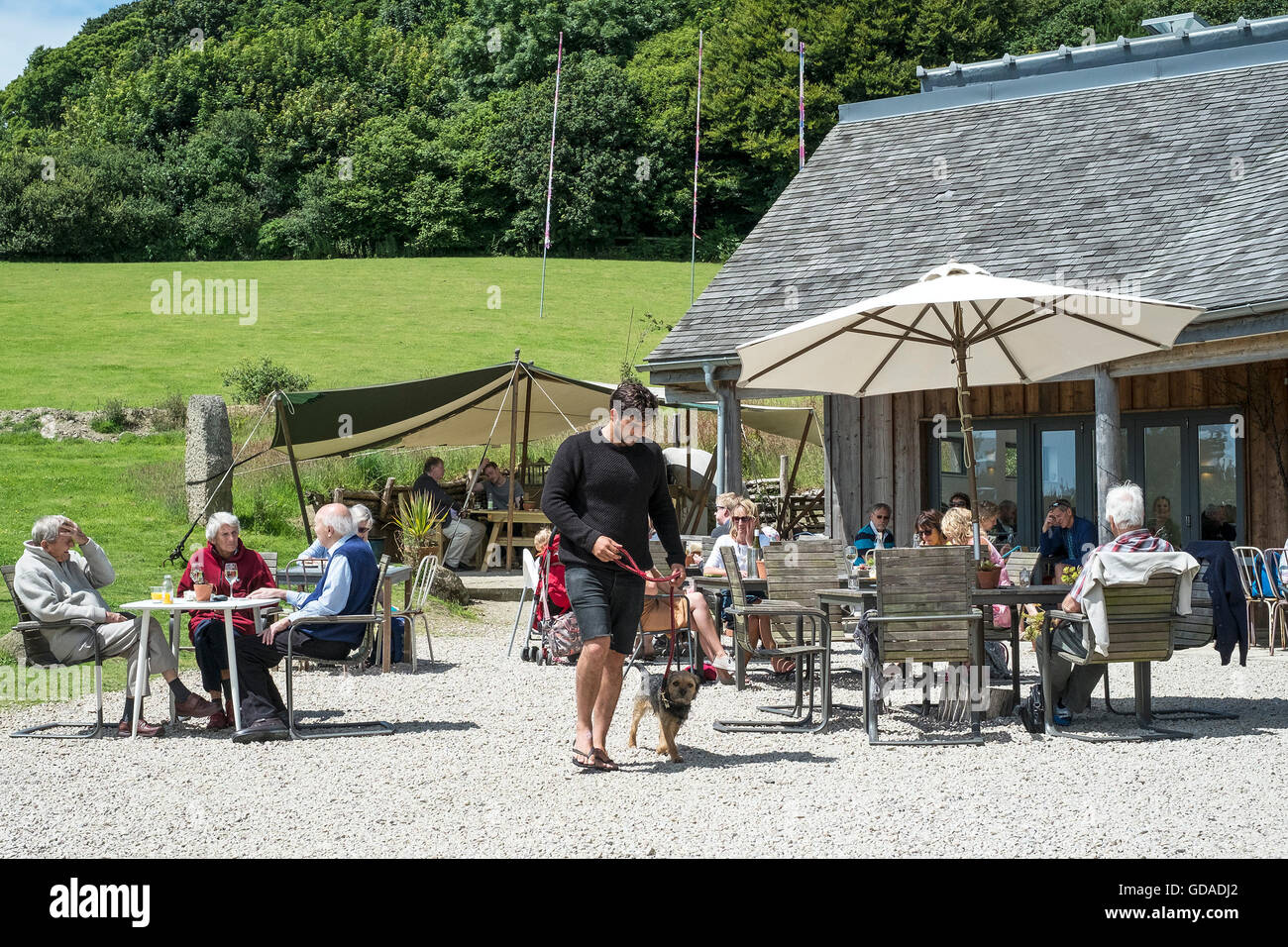 Besucher entspannend im Bereich Rezeption und Café am Tremenheere Skulpturengärten in Cornwall. Stockfoto