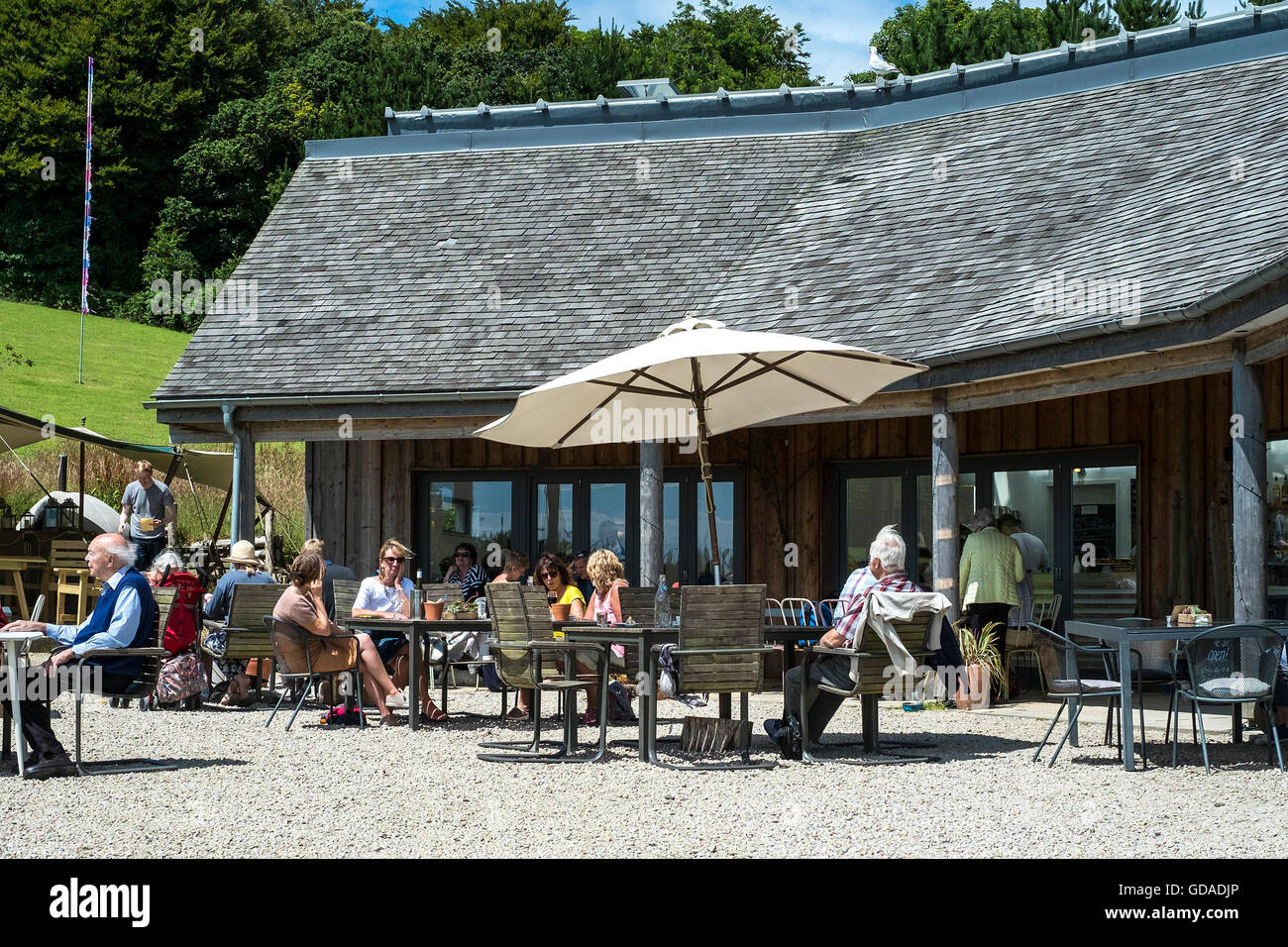 Besucher entspannend im Bereich Rezeption und Café am Tremenheere Skulpturengärten in Cornwall. Stockfoto