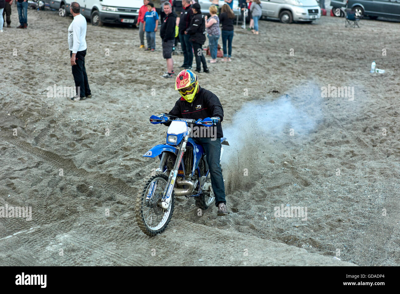 Wanderwege-Bike-Fahrer versuchen, Sandstrand, Douglas, Isle Of Man zu verlassen Stockfoto