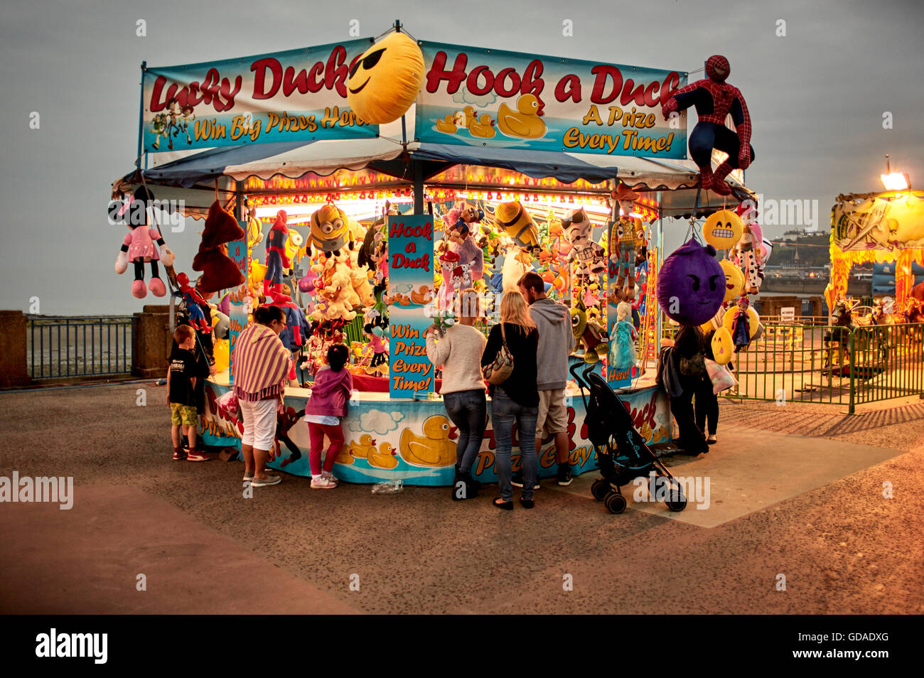 Hook einen Ente Kirmes Stall mit Familien-Runde Stockfoto