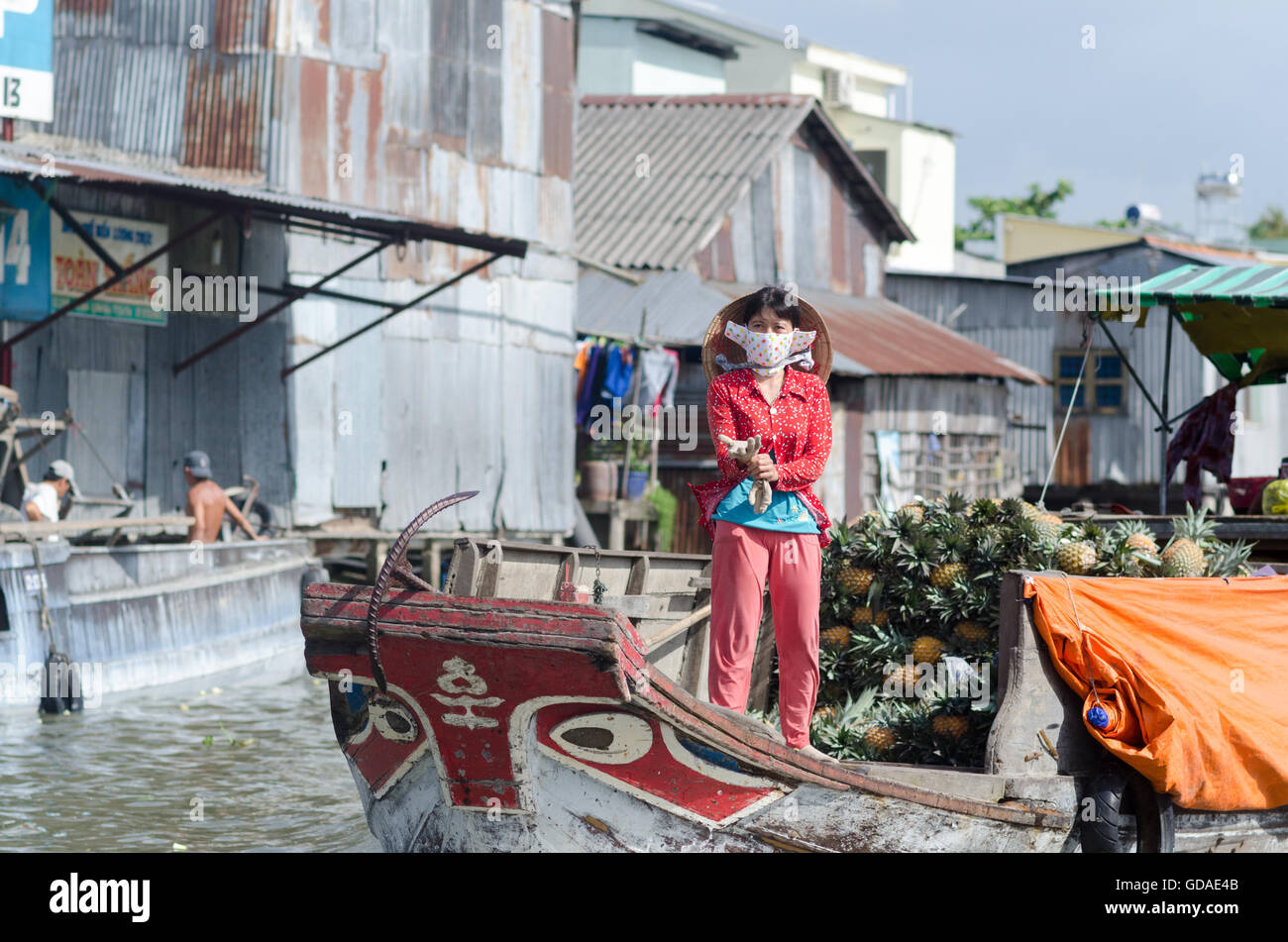 Vietnam, Can Tho, Marktfrau auf ein Boot geladen mit Ananas im Mekong-Delta Stockfoto