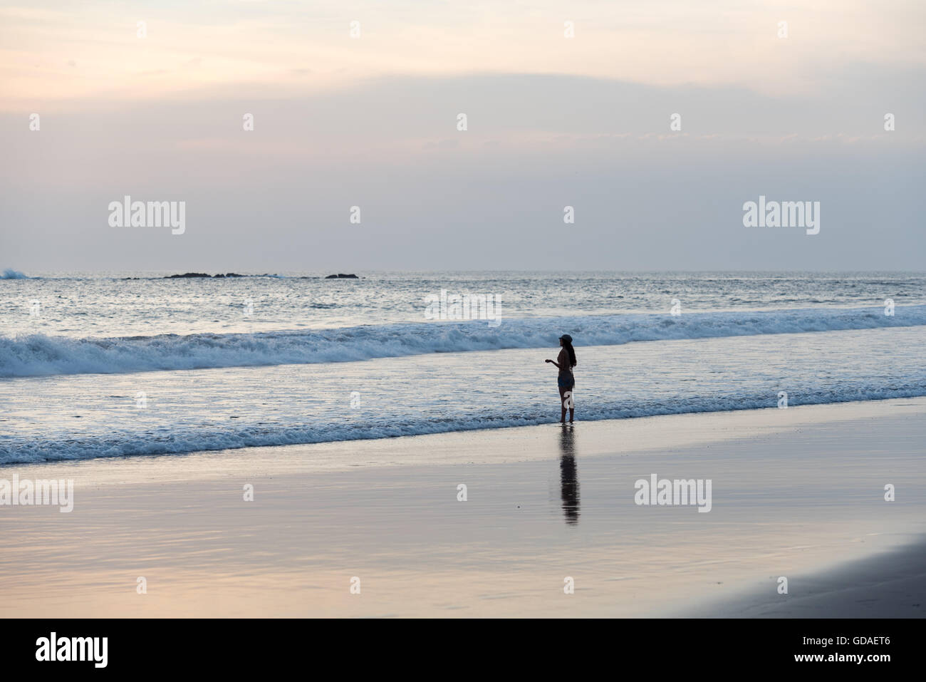 Costa Rica, Guanacaste, Playa Junquillal, Frau auf dem Strand Junquillal Blick auf das Meer Stockfoto