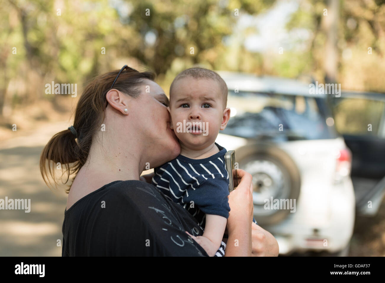 Costa Rica, Guanacaste, Mutter küsst ihr Baby, Mutter mit Kind Reisen mit dem Mietwagen in Costa Rica Stockfoto