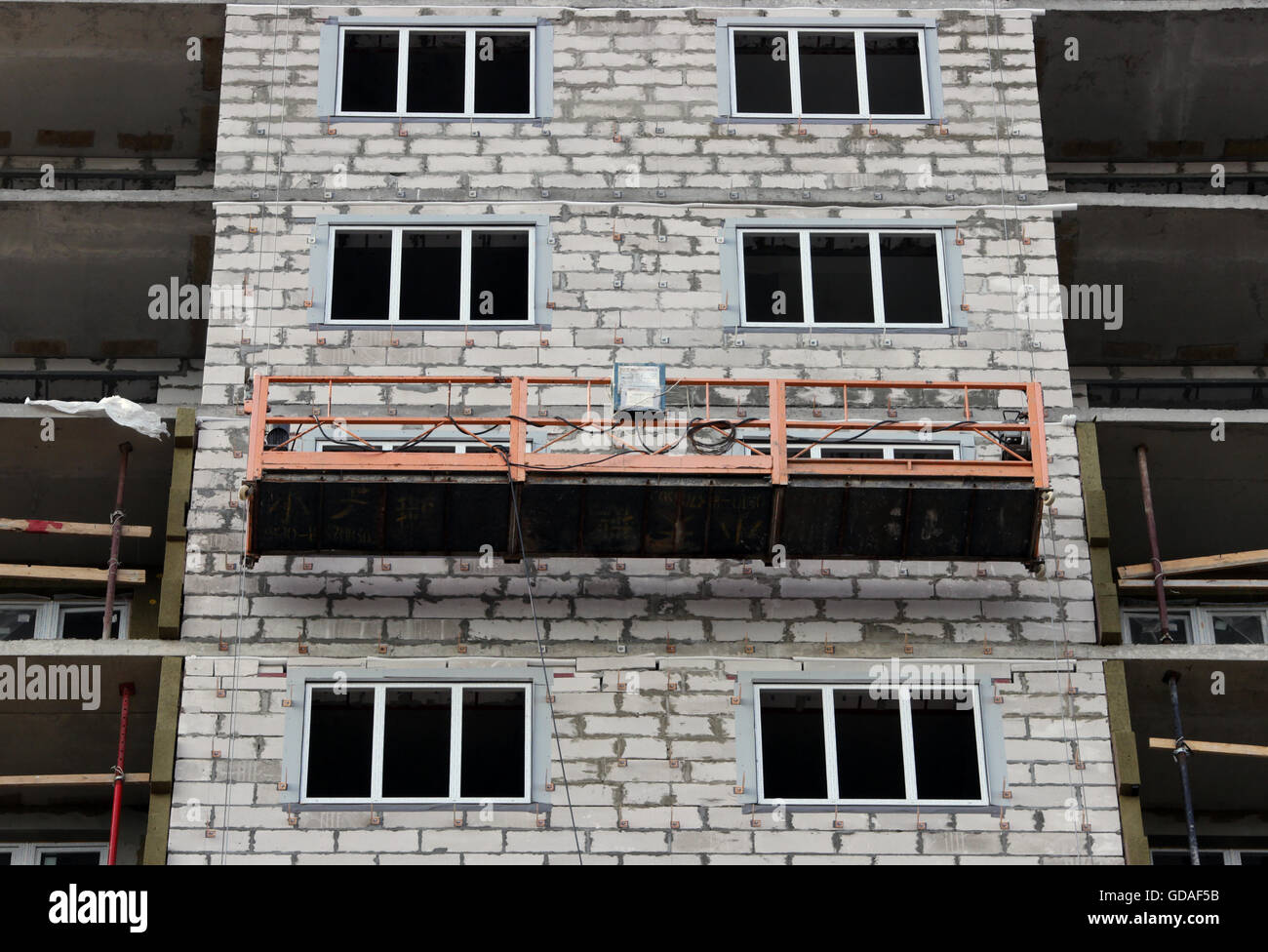 Bau unterbrochen Wiege ohne Arbeiter auf einer neu gebauten Hochhaus Stockfoto