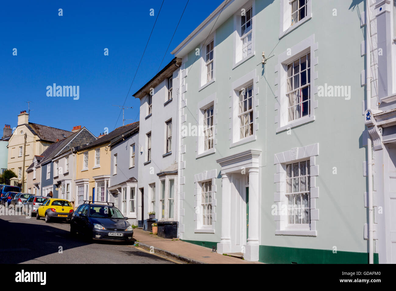 Bunte Häuser in Brownston Straße in Modbury, eine historische Stadt in Devon, England, UK Stockfoto