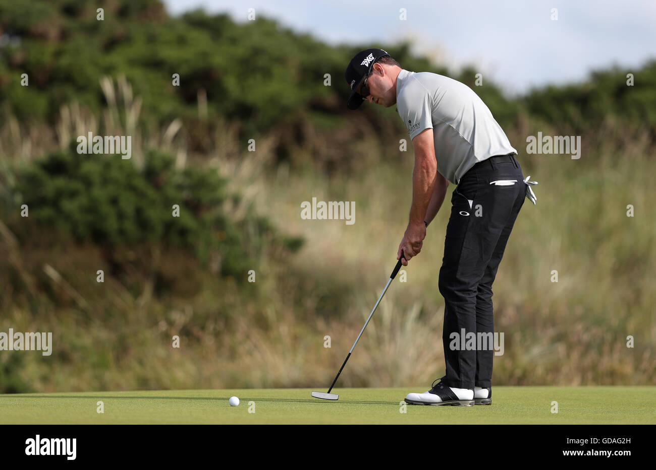 USAS Zach Johnson putts während eines der The Open Championship 2016 im Royal Troon Golf Club, South Ayrshire. PRESSEVERBAND Foto. Bild Datum: Donnerstag, 14. Juli 2016. Vgl. PA Geschichte GOLF Open. Bildnachweis sollte lauten: David Davies/PA Wire. Einschränkungen: Nur zur redaktionellen Verwendung. Keine kommerzielle Nutzung. Kein Weiterverkauf. Standbild-Gebrauch bestimmt. Die Open Championship Logo und klare Verbindung zu The Open Website (TheOpen.com) auf Website-Veröffentlichung enthalten sein. Rufen Sie + 44 (0) 1158 447447 für weitere Informationen. Stockfoto