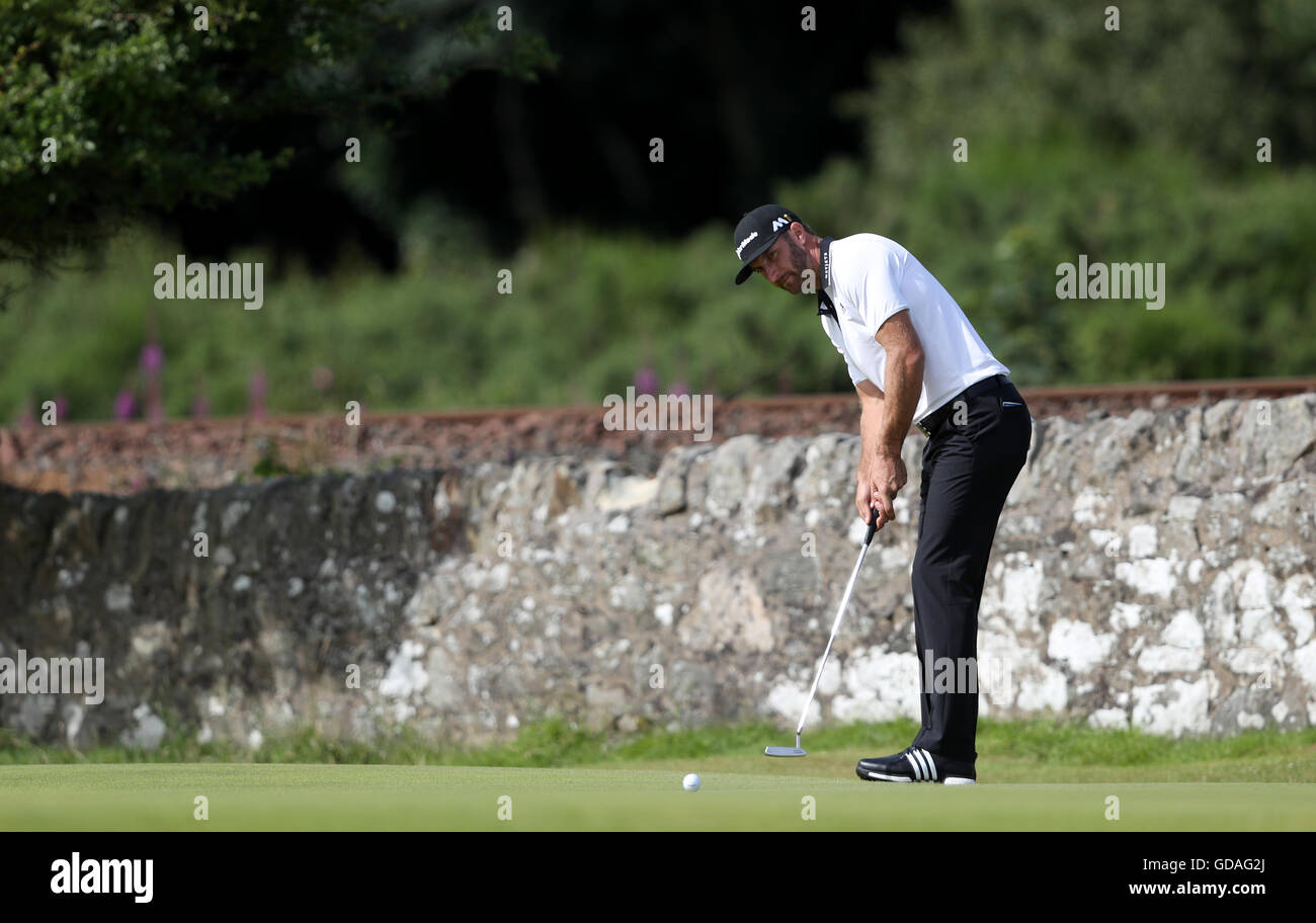 Dustin Johnson der USA puttet am ersten Tag der Open Championship 2016 im Royal Troon Golf Club, South Ayrshire. DRÜCKEN SIE VERBANDSFOTO. Bilddatum: Donnerstag, 14. Juli 2016. Siehe PA Story Golf Open. Bildnachweis sollte lauten: David Davies/PA Wire. EINSCHRÄNKUNGEN: Nur für redaktionelle Zwecke. Keine kommerzielle Nutzung. Kein Weiterverkauf. Nur für Standbilder. Das Logo der Open Championship und der klare Link zur Open-Website (TheOpen.com) werden bei der Veröffentlichung der Website eingefügt. Weitere Informationen erhalten Sie unter +44 (0)1158 447447. Stockfoto