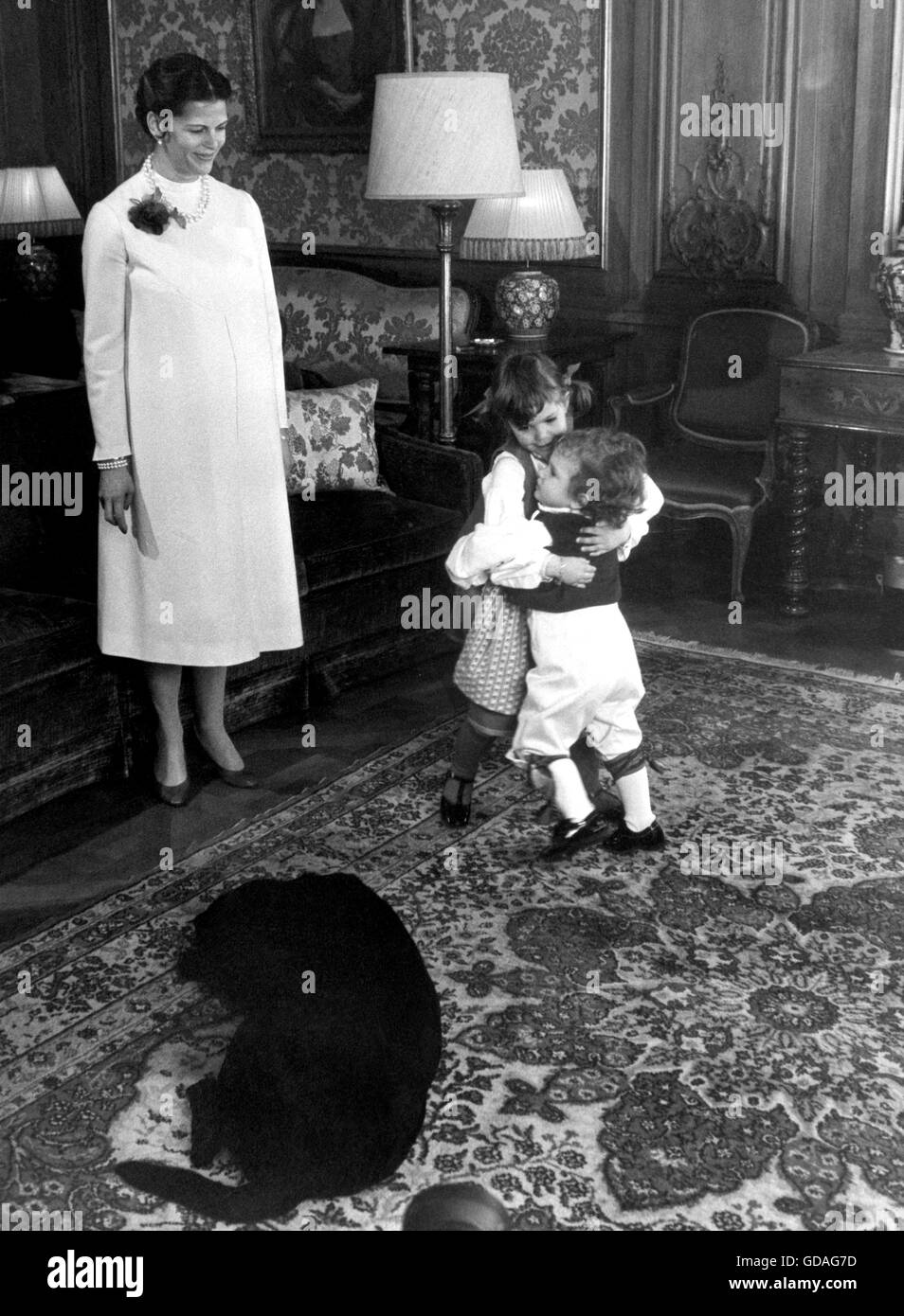 Königin SILVIA sieht amüsiert, wenn Kronprinzessin Victoria und Prinz Carl Philip tanzen Stockfoto