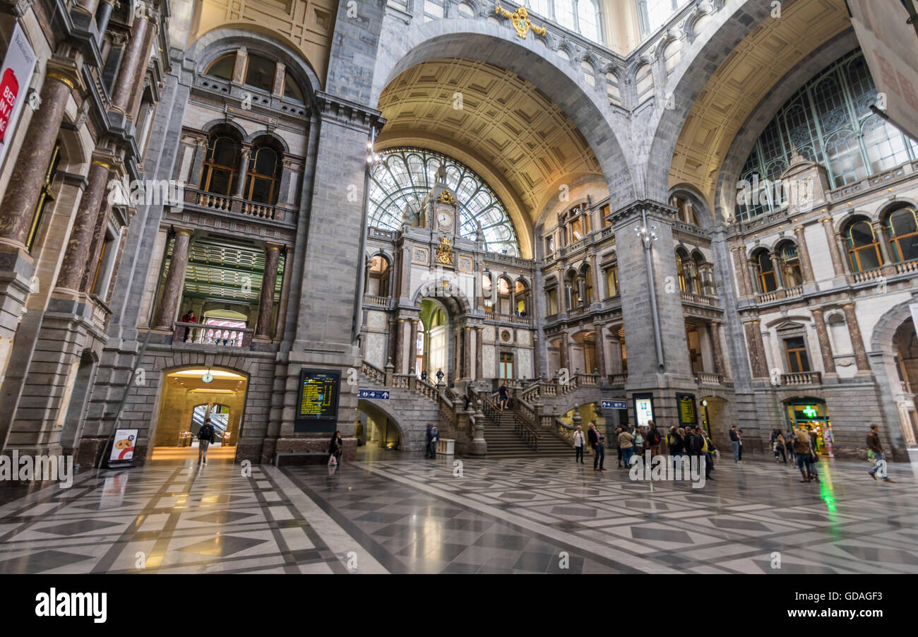 Panorama-Bild der wichtigsten an- und Abreise Hall von Antwerpen Centraal Bahnhof. Stockfoto