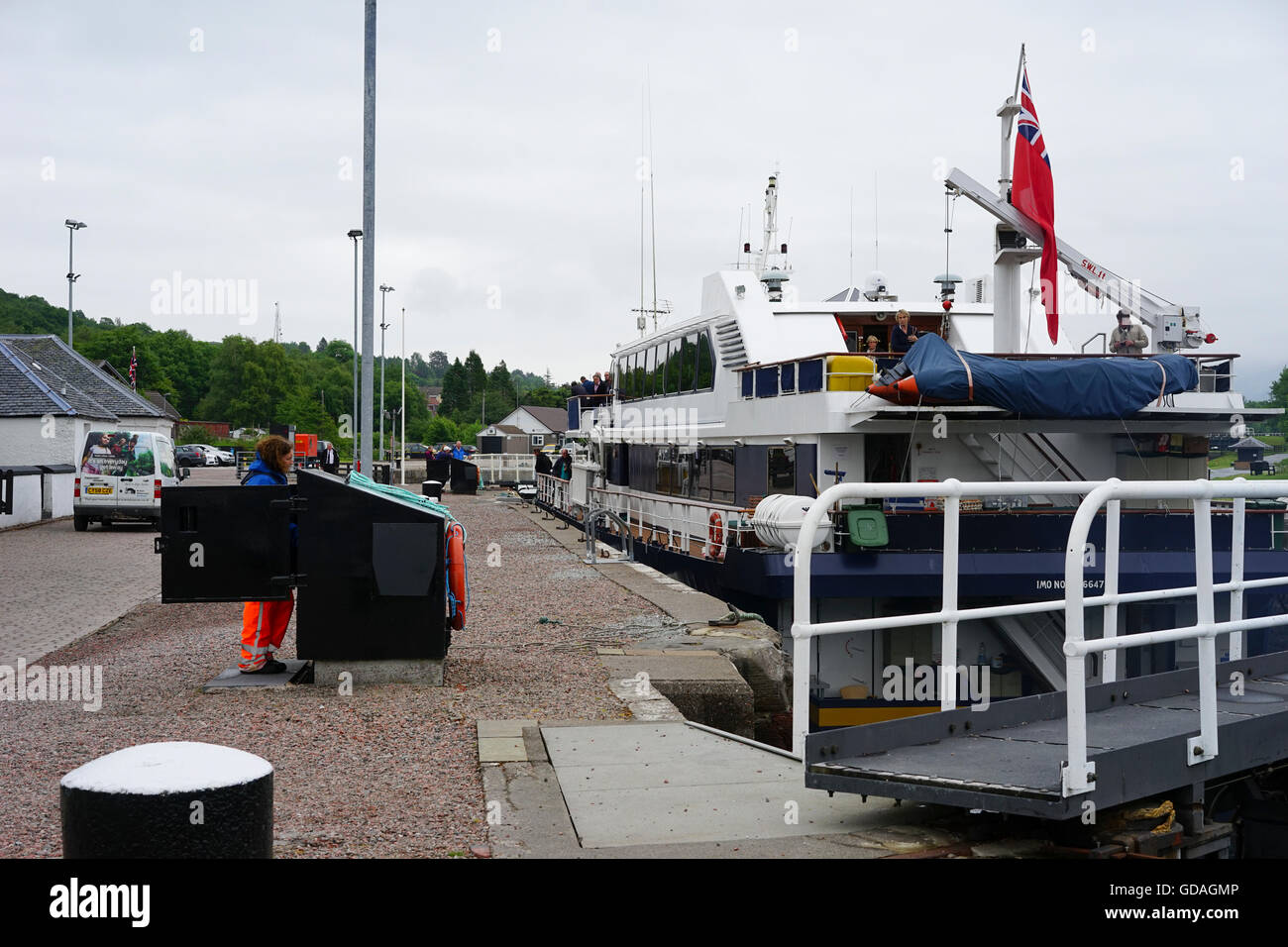 Ingenieur operative Schleusentore wie Cruiser Lord Of The Glens bei Corpach, Fort William, Schottland, UK, vor Anker liegt. Stockfoto