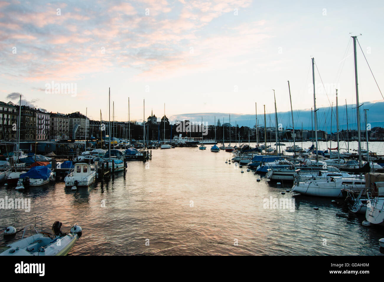Schöne Aussicht von der Jetée des Eaux-Vives in Genf, Schweiz. mit Blick auf den Yachthafen mit den ruhenden Booten. Bild entstand ein Stockfoto