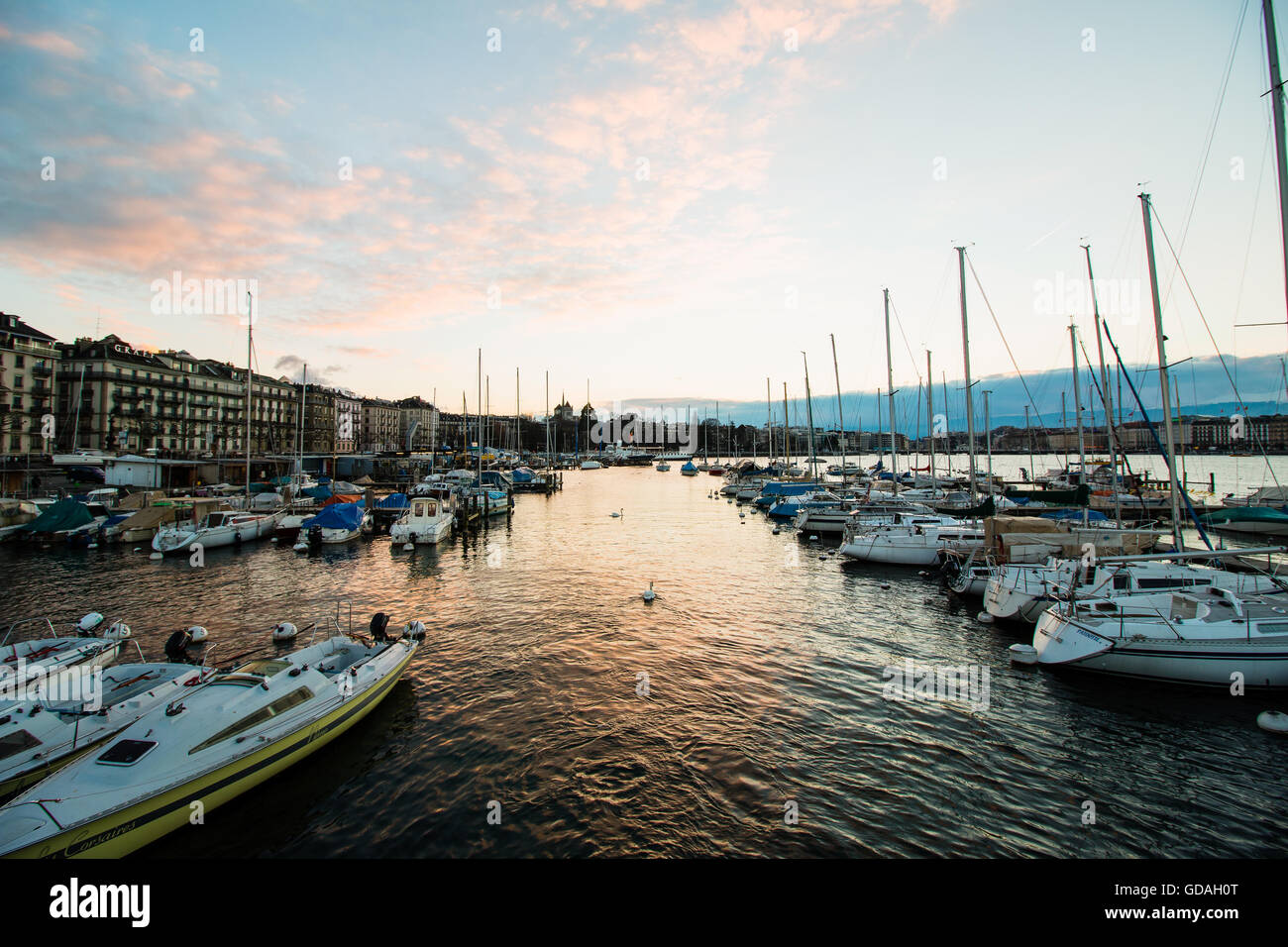 Schöne Aussicht von der Jetée des Eaux-Vives in Genf, Schweiz. mit Blick auf den Yachthafen mit den ruhenden Booten. Bild entstand ein Stockfoto