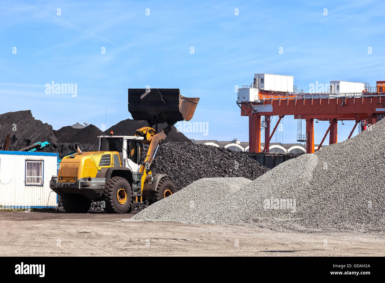 Kohle und Steinhaufen Hof Speicher. Stockfoto