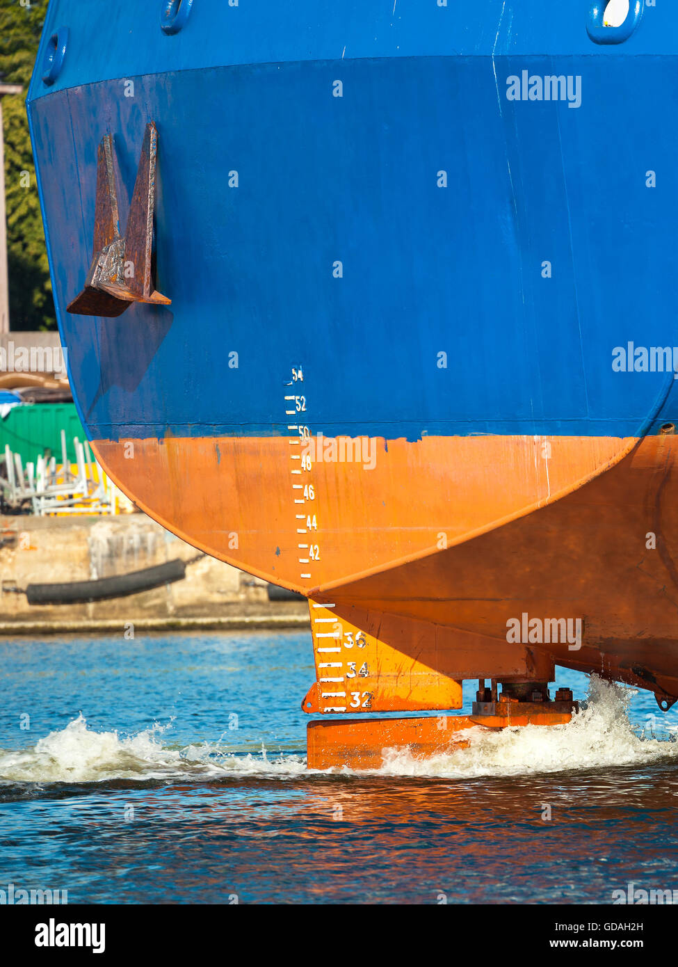 Heck des Schiffes mit arbeiten Schraube und Ruder. Stockfoto