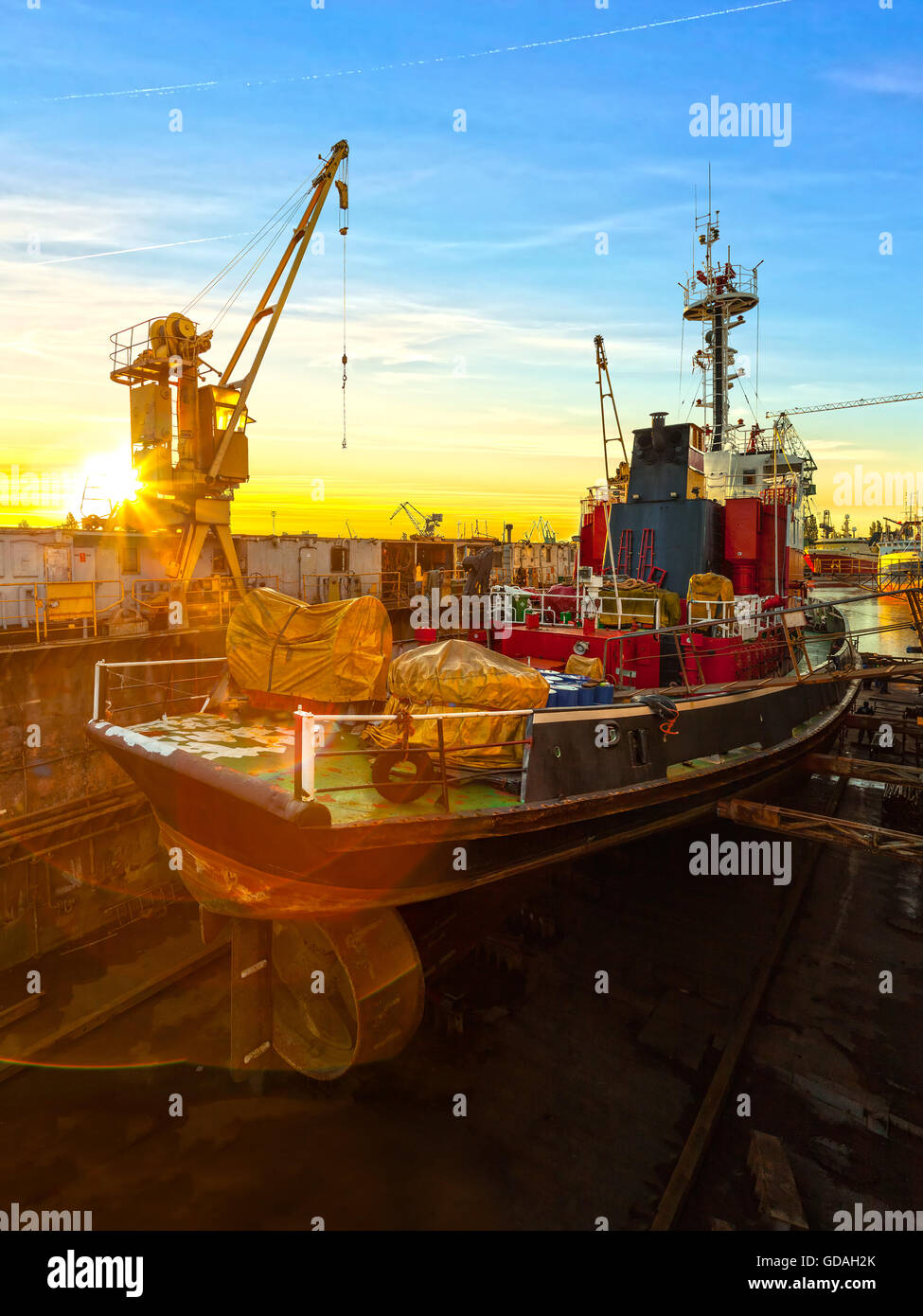 Schiff im Trockendock repariert bei Sonnenaufgang in Danzig, Polen. Stockfoto