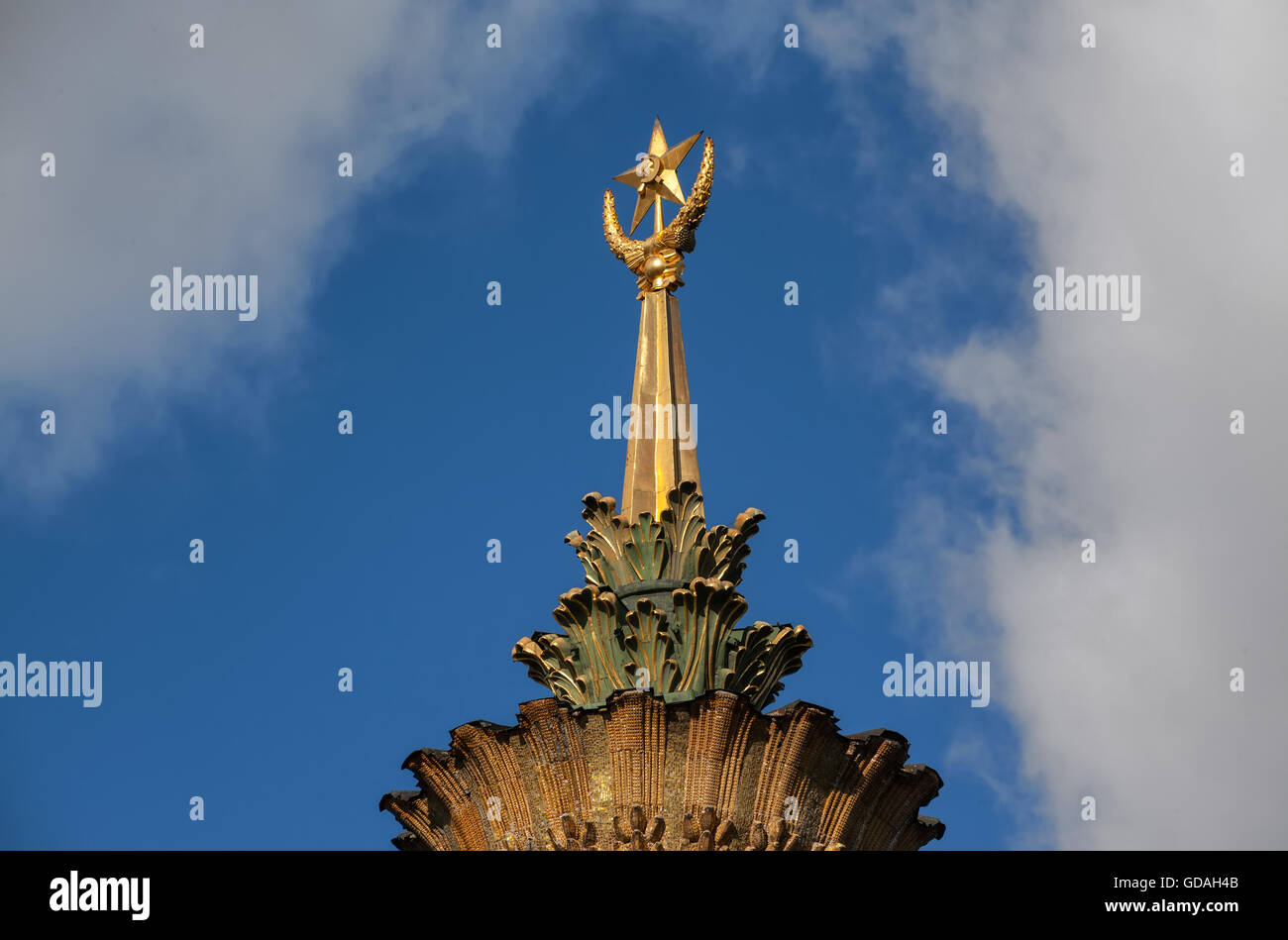 Der Turm mit dem Emblem der Sowjetunion auf die Ukraine-Pavillon im Allrussischen Ausstellung Zentrum (VDNH) Stockfoto