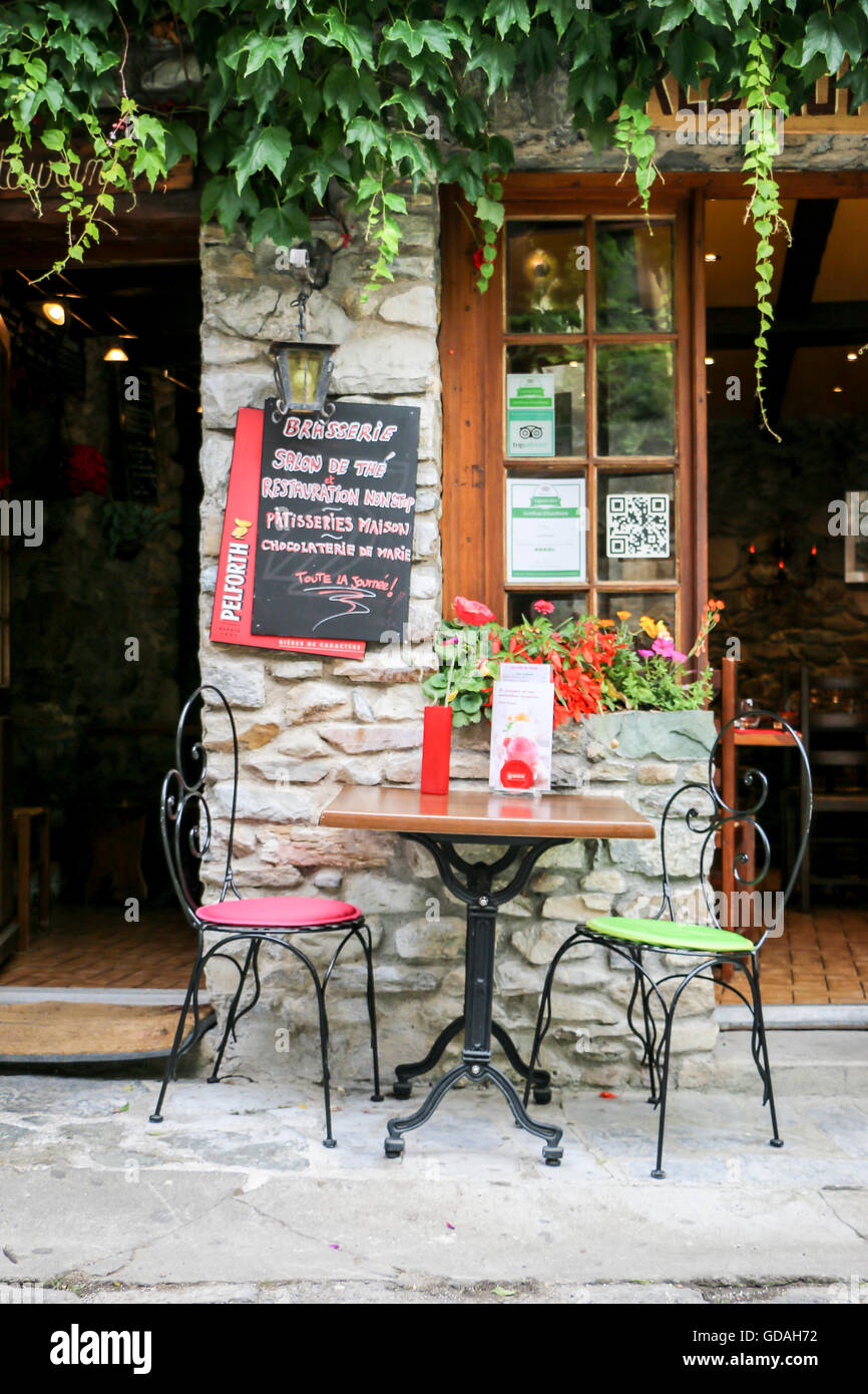Nettes Café in rustikalen Yvoire, Frankreich Stockfoto