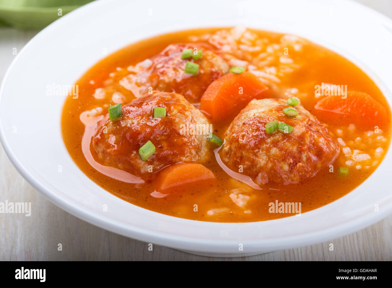 Hausgemachte Frikadelle Hühnersuppe mit Reis in weißer Teller, schnell, heiß, und köstlichen Winter wärmer Mahlzeit Stockfoto