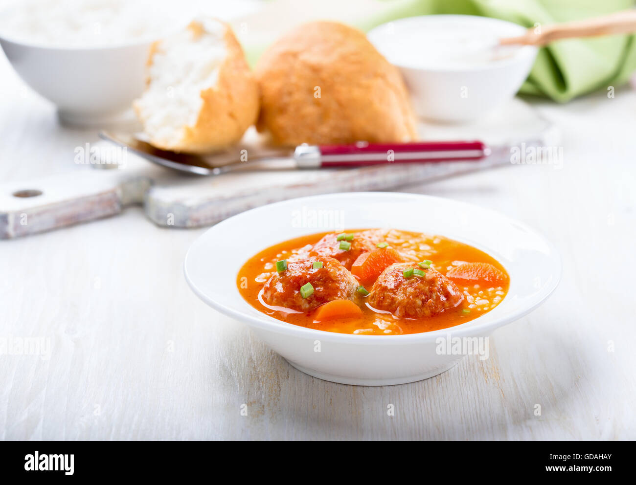 Hausgemachte Frikadelle Hühnersuppe mit Reis in weißer Teller, schnell, heiß, und köstlichen Winter wärmer Mahlzeit Stockfoto